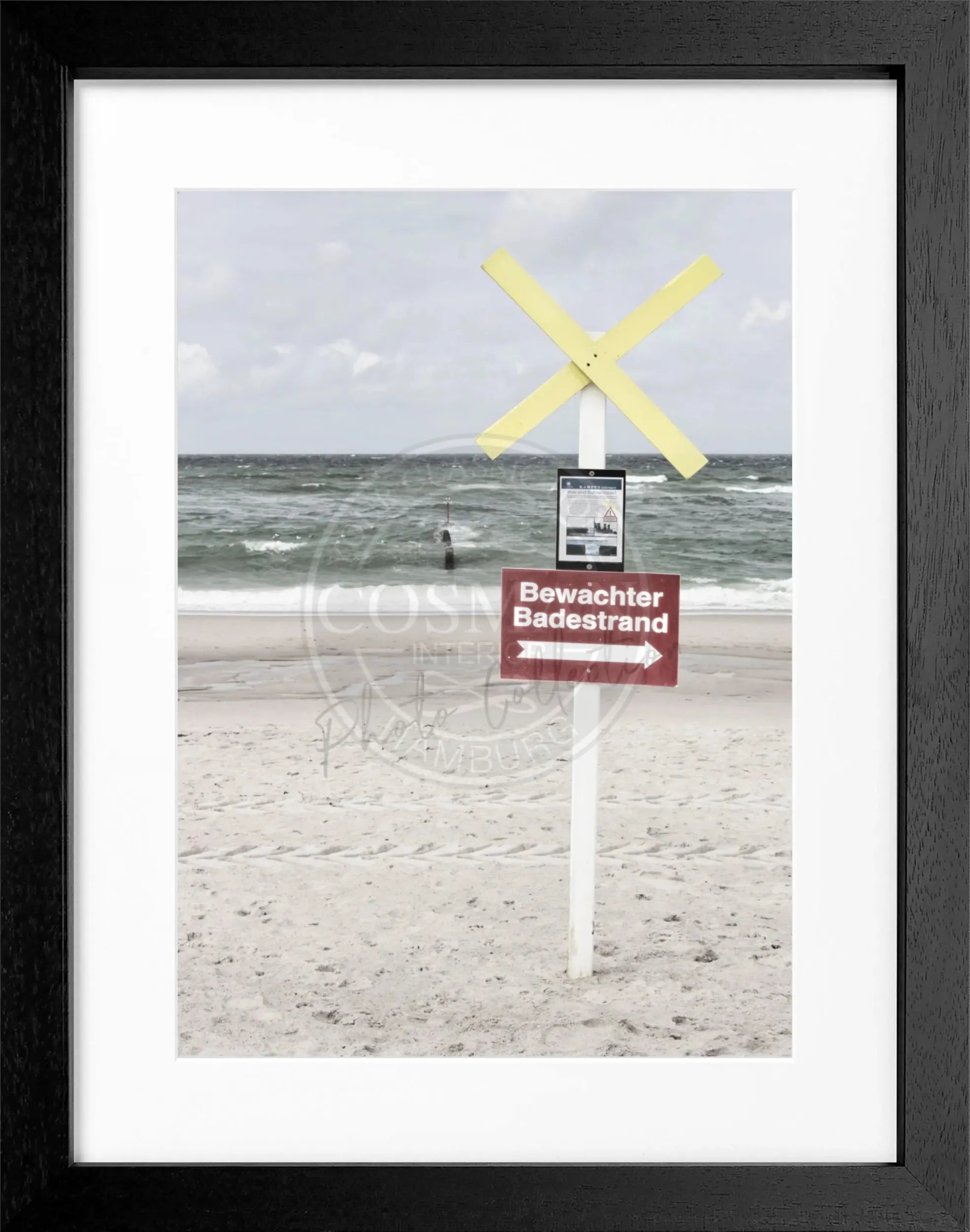 Schwarz-weiß Poster mit Rahmen, bewachter Badestrand auf Sylt, von Cosman-Photocollection, 25x31 cm, maritimes Motiv