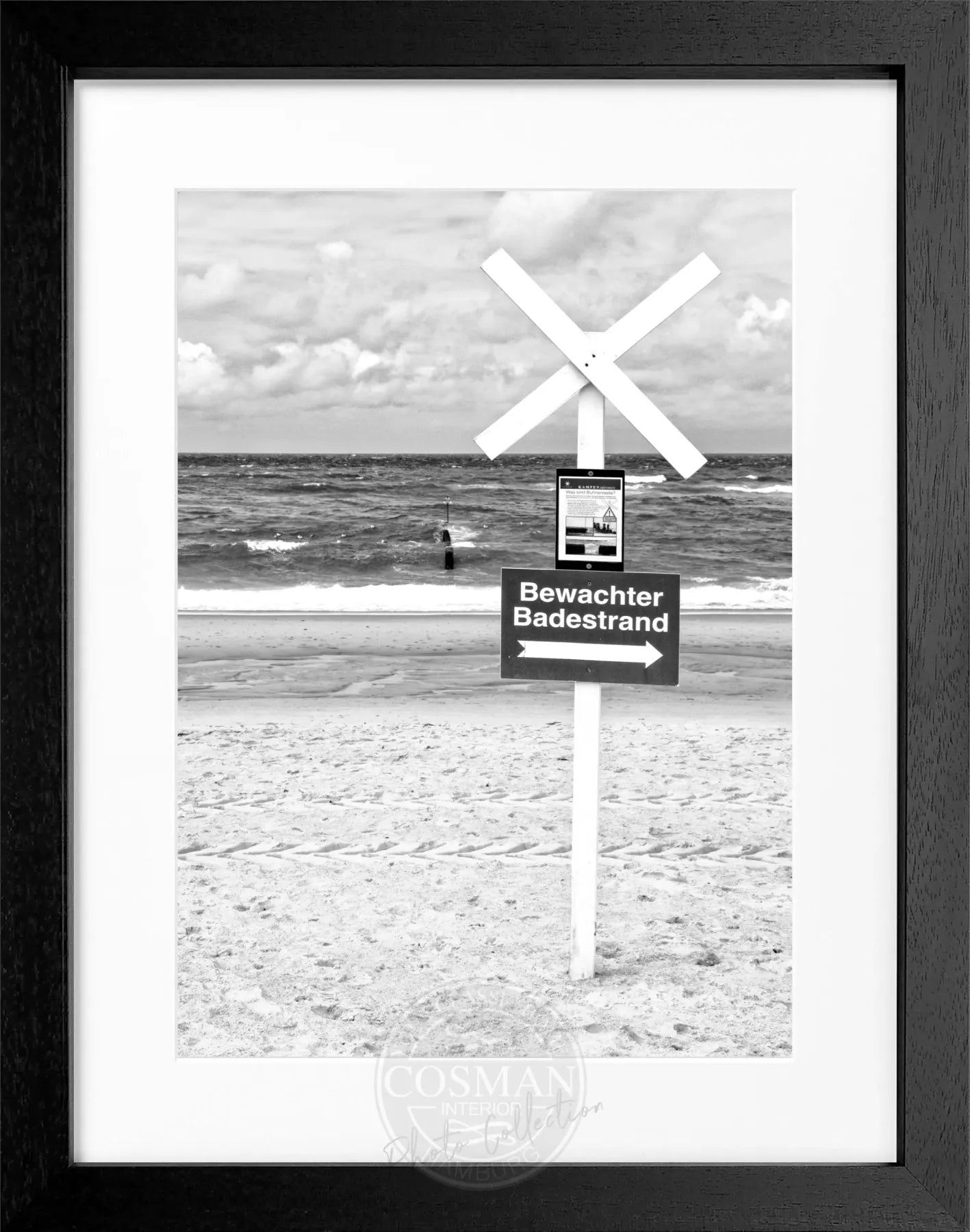 Schwarz-weiß Poster mit Rahmen, Motiv vom bewachten Badestrand auf Sylt, von Cosman-Photocollection, 25x31 cm
