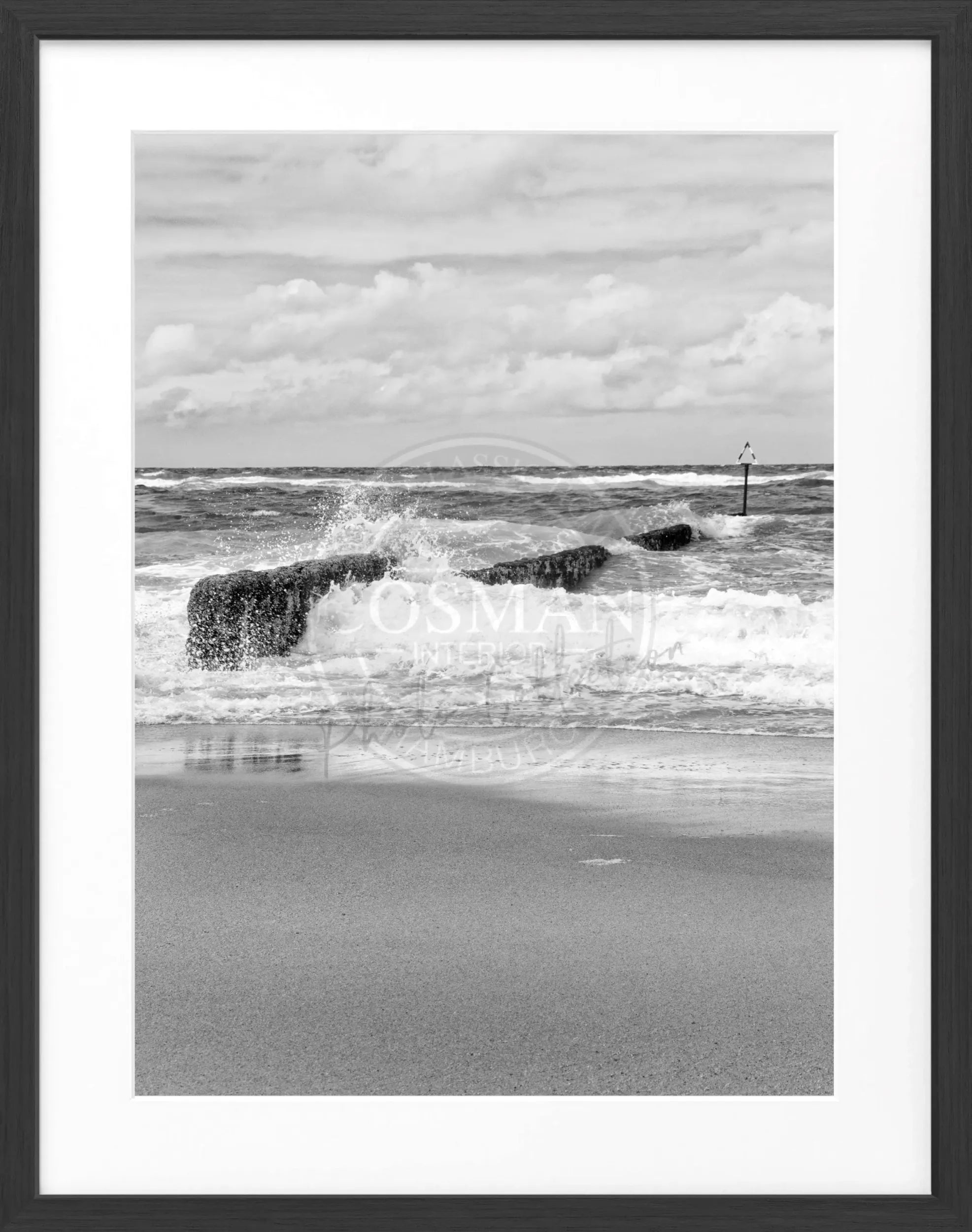 Schwarz-weiß Poster mit Rahmen ’Buhne’ auf Sylt, 25x31cm, von Cosman-Photocollection, zeigt eine maritime Bucht.