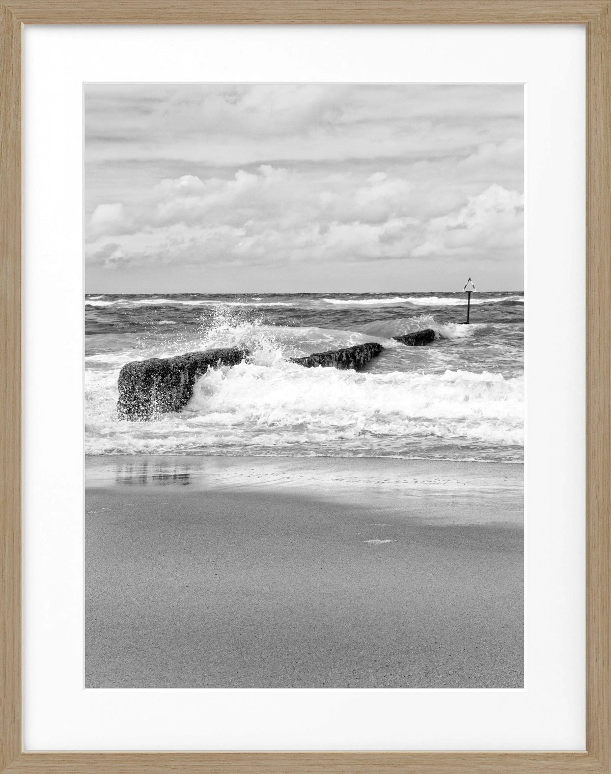Schwarz-weiß Poster mit Rahmen ’Buhne’ Sylt SY61 von Cosman-Photocollection, Motiv an der Nordseeküste, 25x31 cm