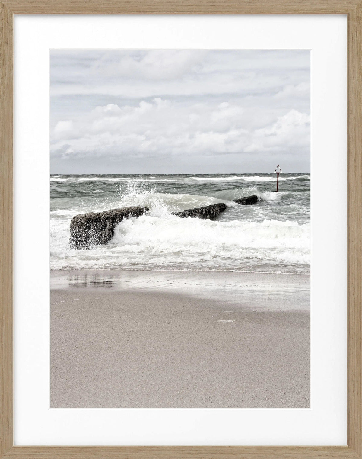 Schwarz-Weiß-Poster mit Rahmen ’Buhne’ Sylt, 25x31 cm, von Cosman-Photocollection, zeigt eine typische Strandbühne.