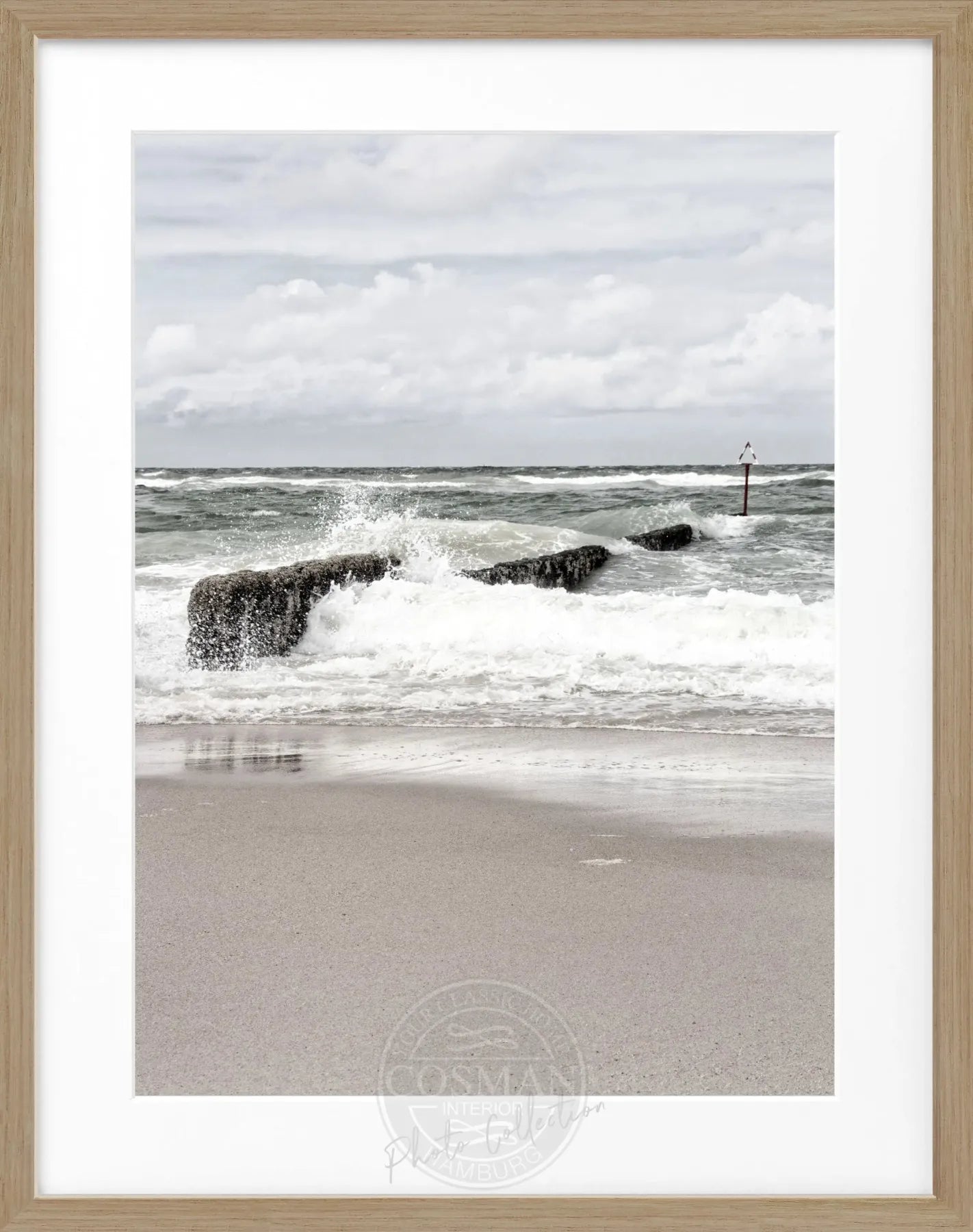 Schwarz-Weiß-Poster mit Rahmen ’Buhne’ Sylt, 25x31 cm, von Cosman-Photocollection, zeigt eine typische Strandbühne.
