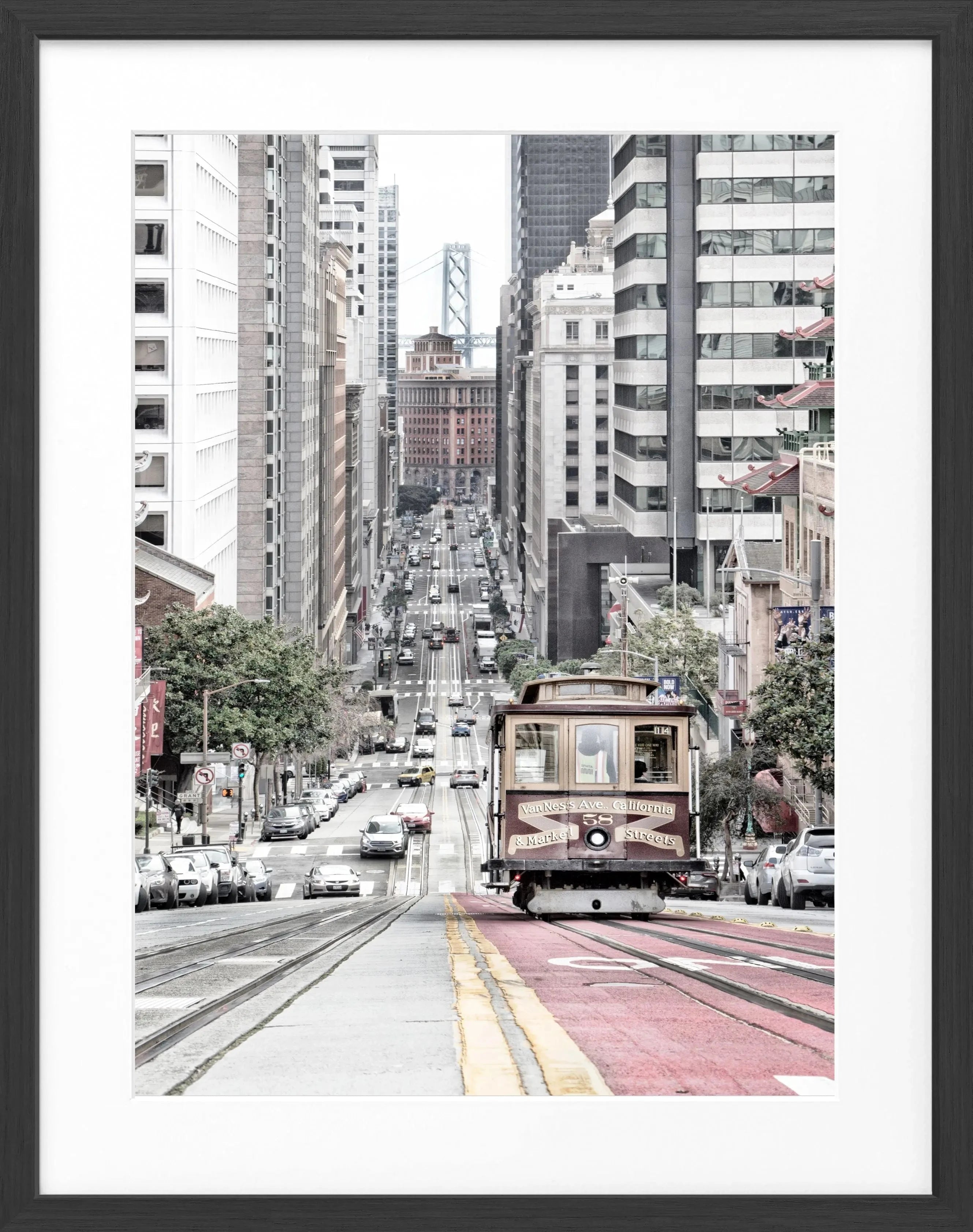 Schwarz-weiß Poster mit Rahmen von Cosman-Photocollection, zeigt Cable Cars in San Francisco, Maße 25x31 cm.