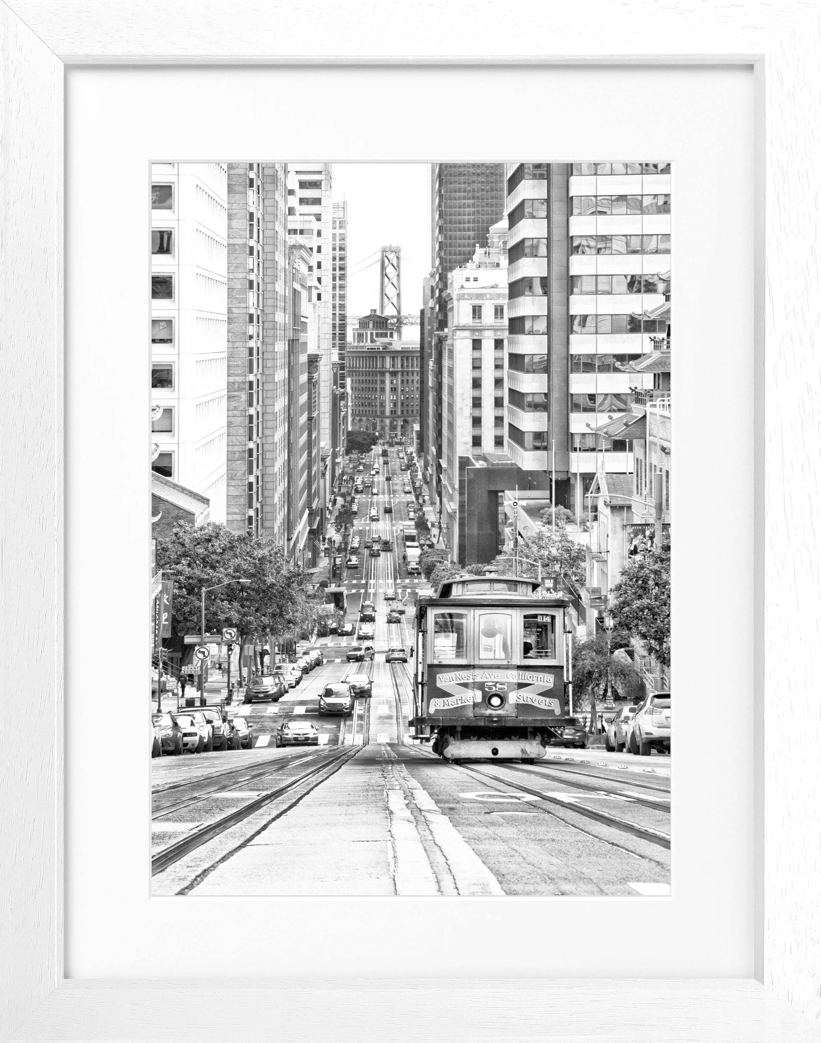 Schwarz-weiß Poster mit Rahmen, zeigt die Cable Cars in San Francisco, von Cosman-Photocollection, 25x31 cm.