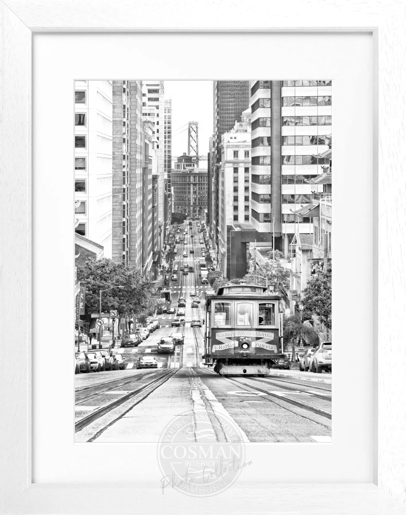 Schwarz-weiß Poster mit Rahmen, zeigt die Cable Cars in San Francisco, von Cosman-Photocollection, 25x31 cm.