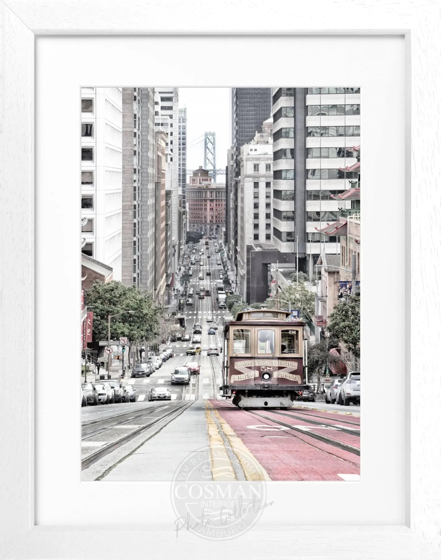 Schwarz-weißer Poster mit Rahmen von Cosman-Photocollection, zeigt Cable Cars in San Francisco, Maße 25x31 cm