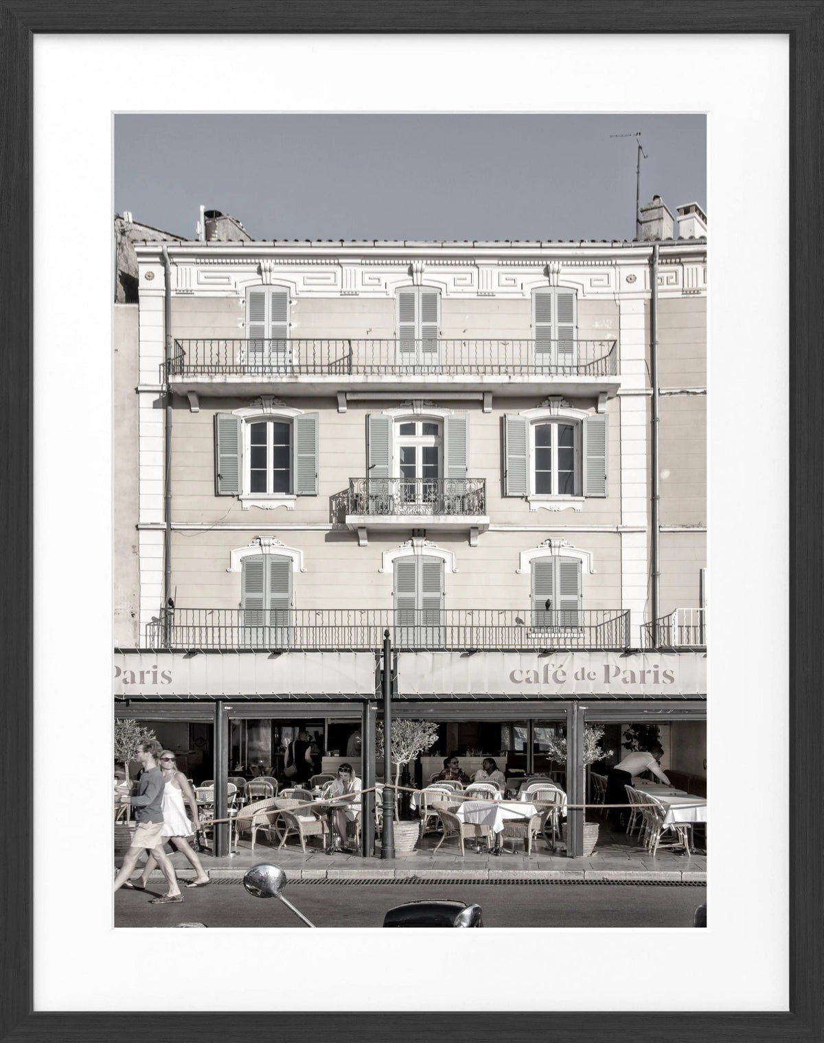 Schwarz-weiß Poster mit Rahmen 'Cafe de Paris' Saint Tropez, 25x31 cm, von Cosman-Photocollection, dekoratives Wandbild.