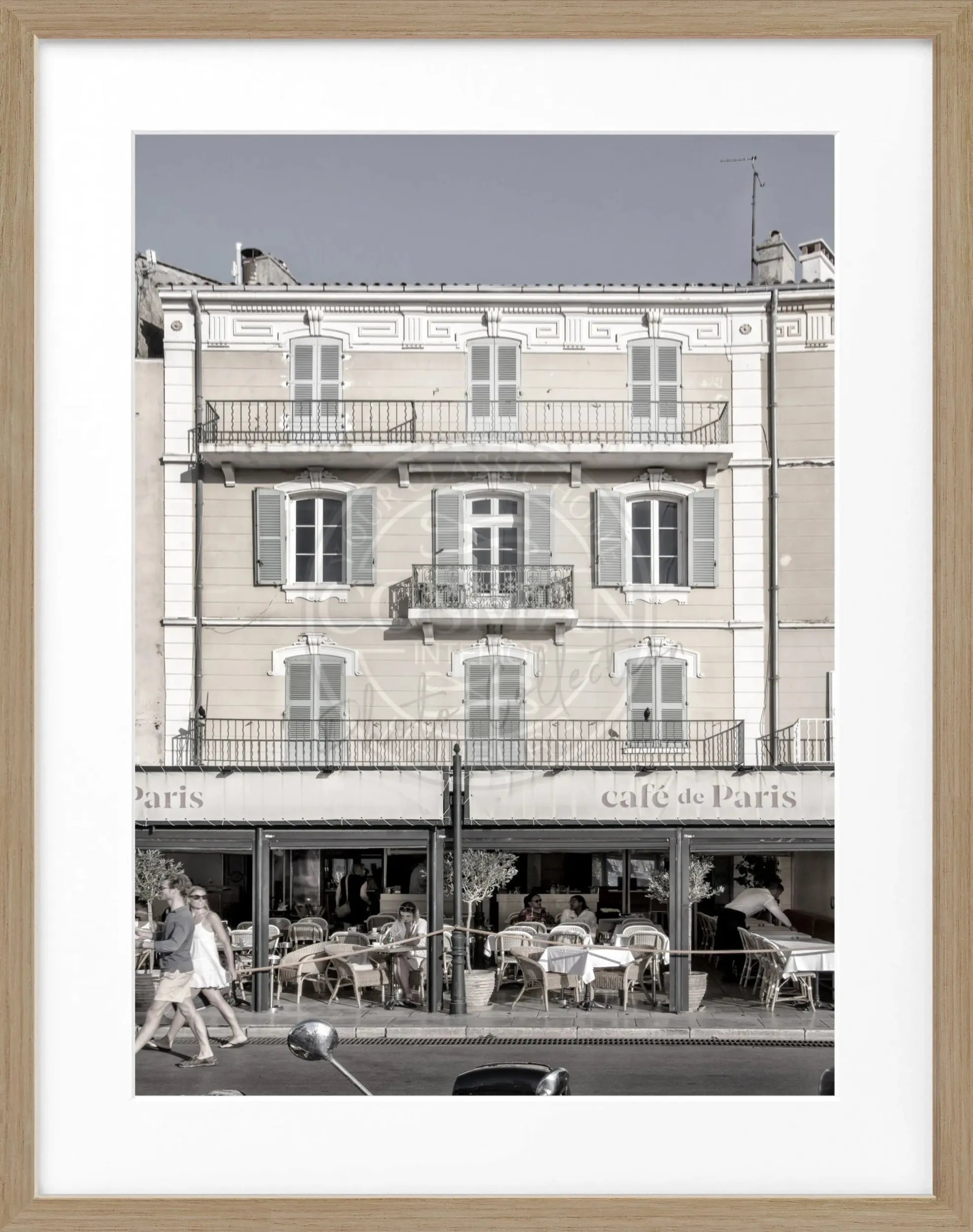 Schwarz-weiß Poster mit Rahmen für Café de Paris in Saint Tropez, von Cosman-Photocollection, 25x31 cm, stilvolle Wanddekoration
