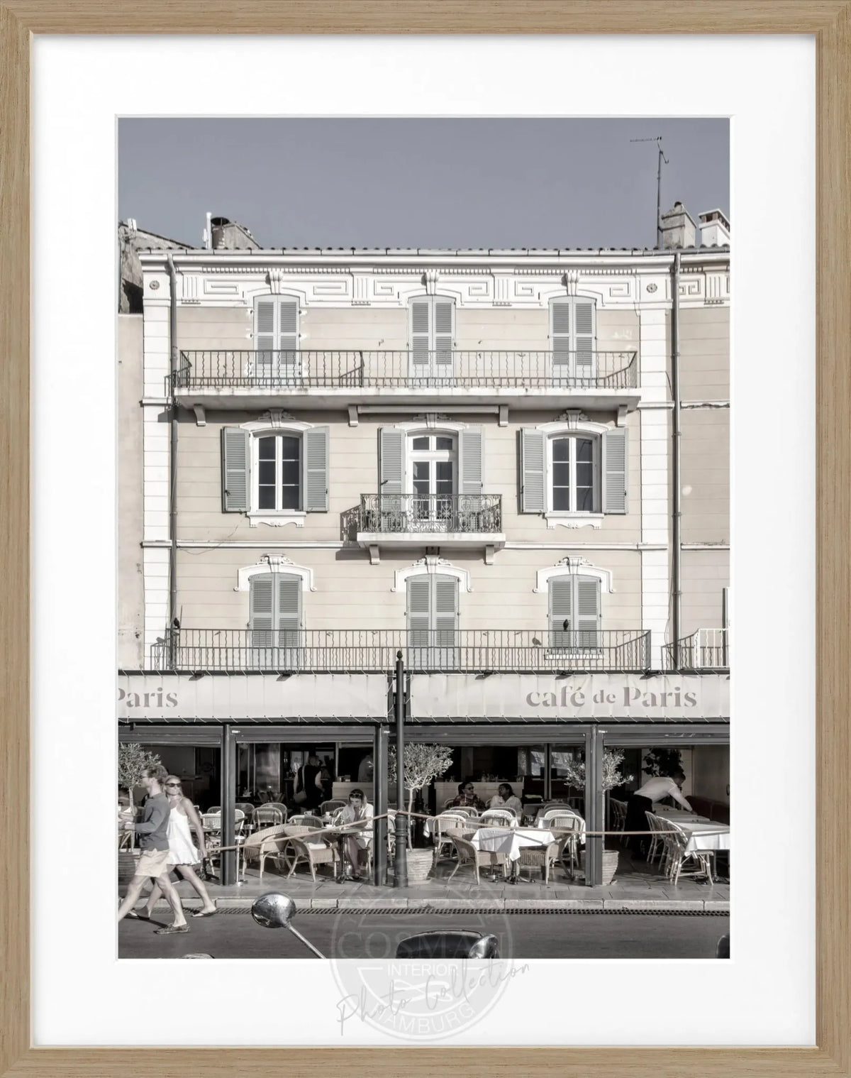Schwarz-weiß Poster mit Rahmen für Café de Paris in Saint Tropez, von Cosman-Photocollection, 25x31 cm, stilvolle Wanddekoration