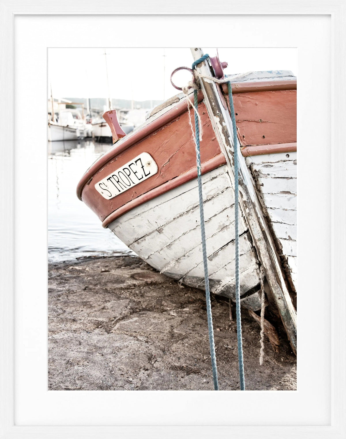 Schwarz-weiß Poster mit Rahmen von Cosman-Photocollection, Fischerboot Motiv, Saint Tropez, 25x31cm