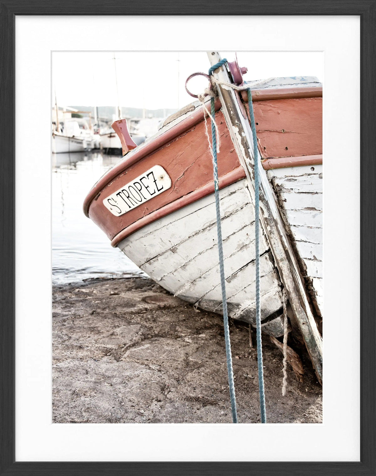 Schwarz-weiß Poster mit Rahmen, Fischerboot in Saint Tropez, Cosman-Photocollection, 25x31 cm, Kunstfotografie.