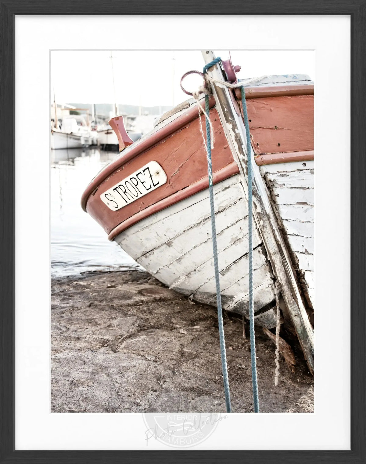Schwarz-weiß Poster mit Rahmen, Fischerboot in Saint Tropez, Cosman-Photocollection, 25x31 cm, Kunstfotografie.