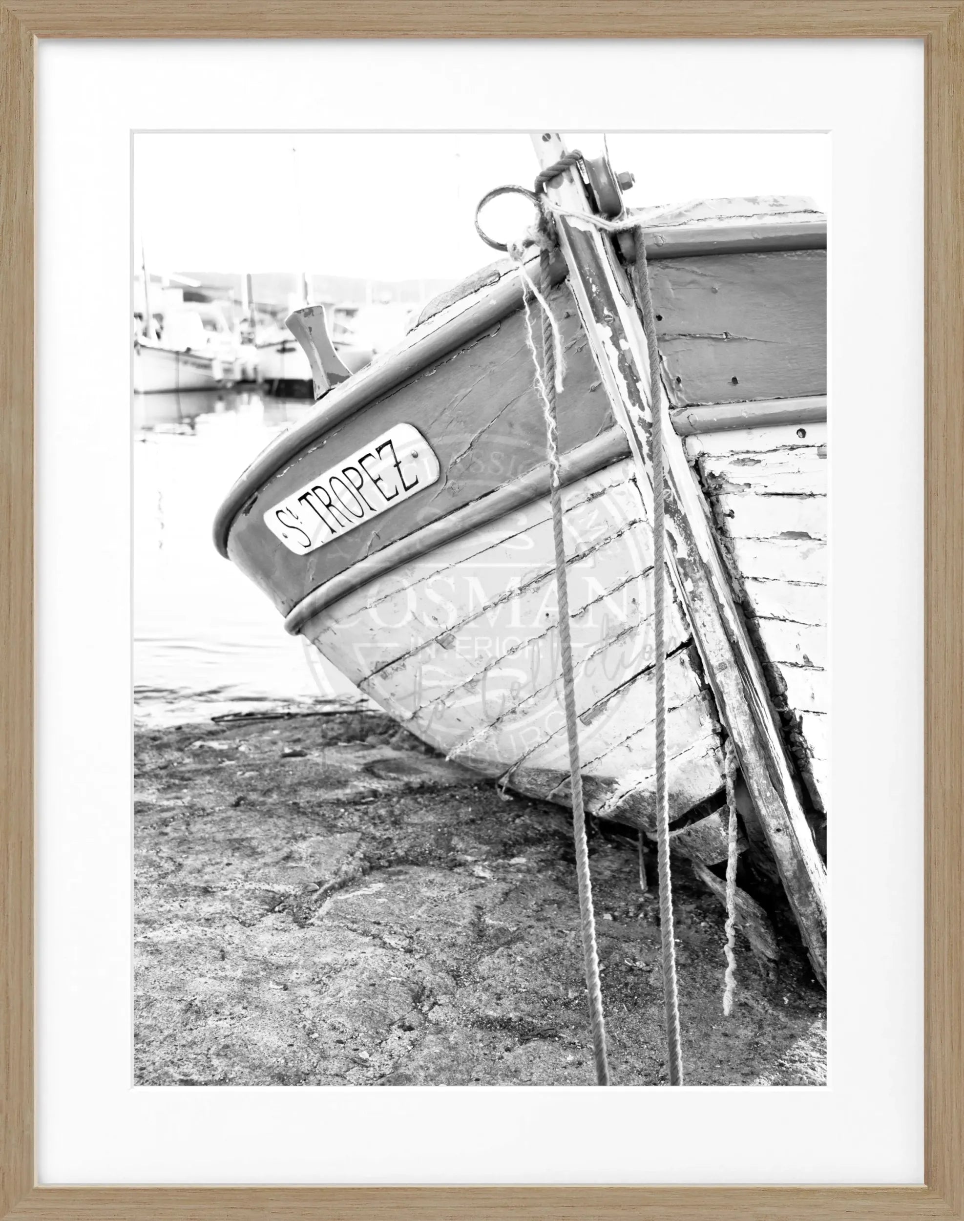 Schwarz-weiß Poster mit Rahmen ‘Fischerboot’ Saint Tropez von Cosman-Photocollection, 25x31 cm, maritime Küstenlandschaft.