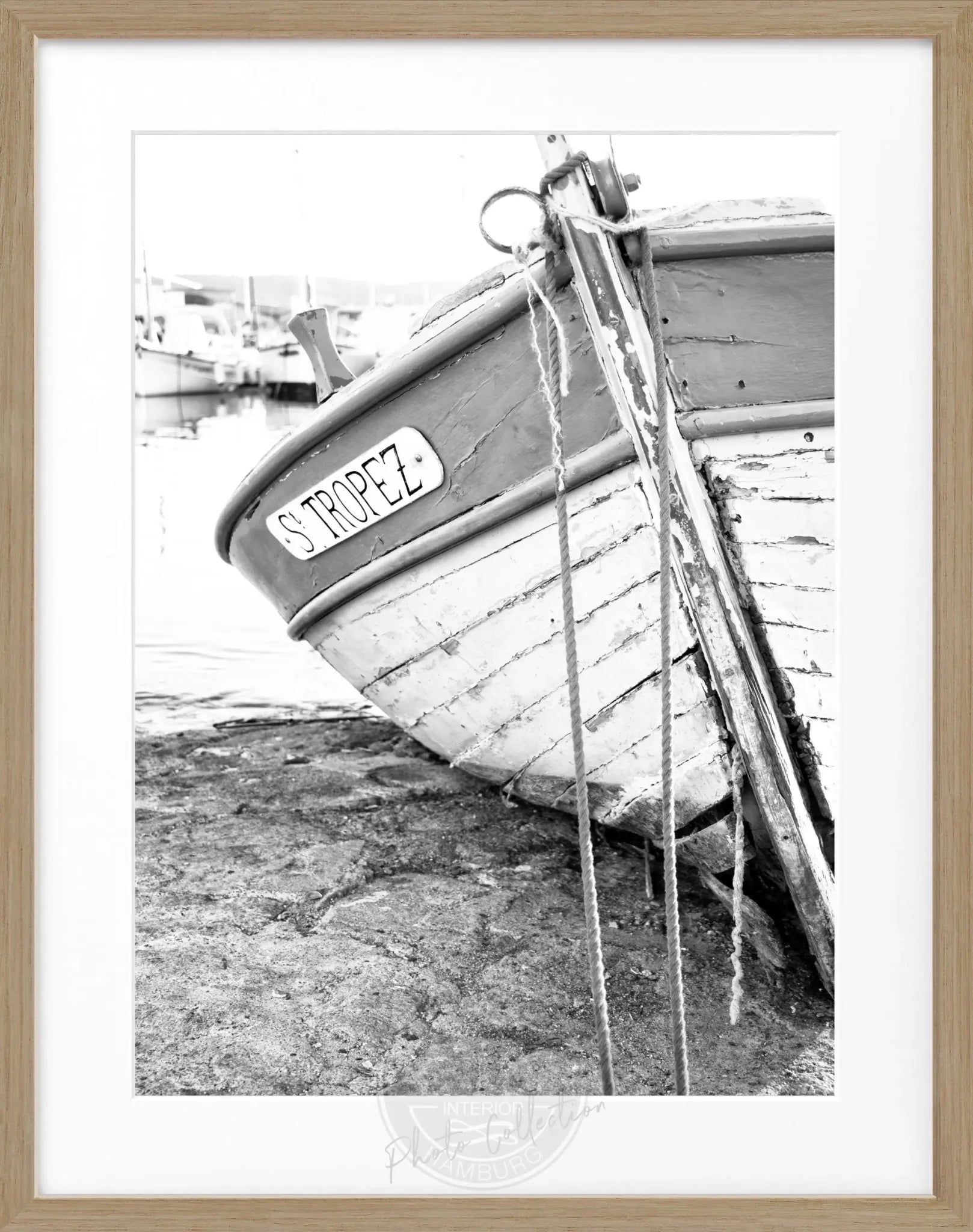 Schwarz-weiß Poster mit Rahmen ‘Fischerboot’ Saint Tropez von Cosman-Photocollection, 25x31 cm, maritime Küstenlandschaft.