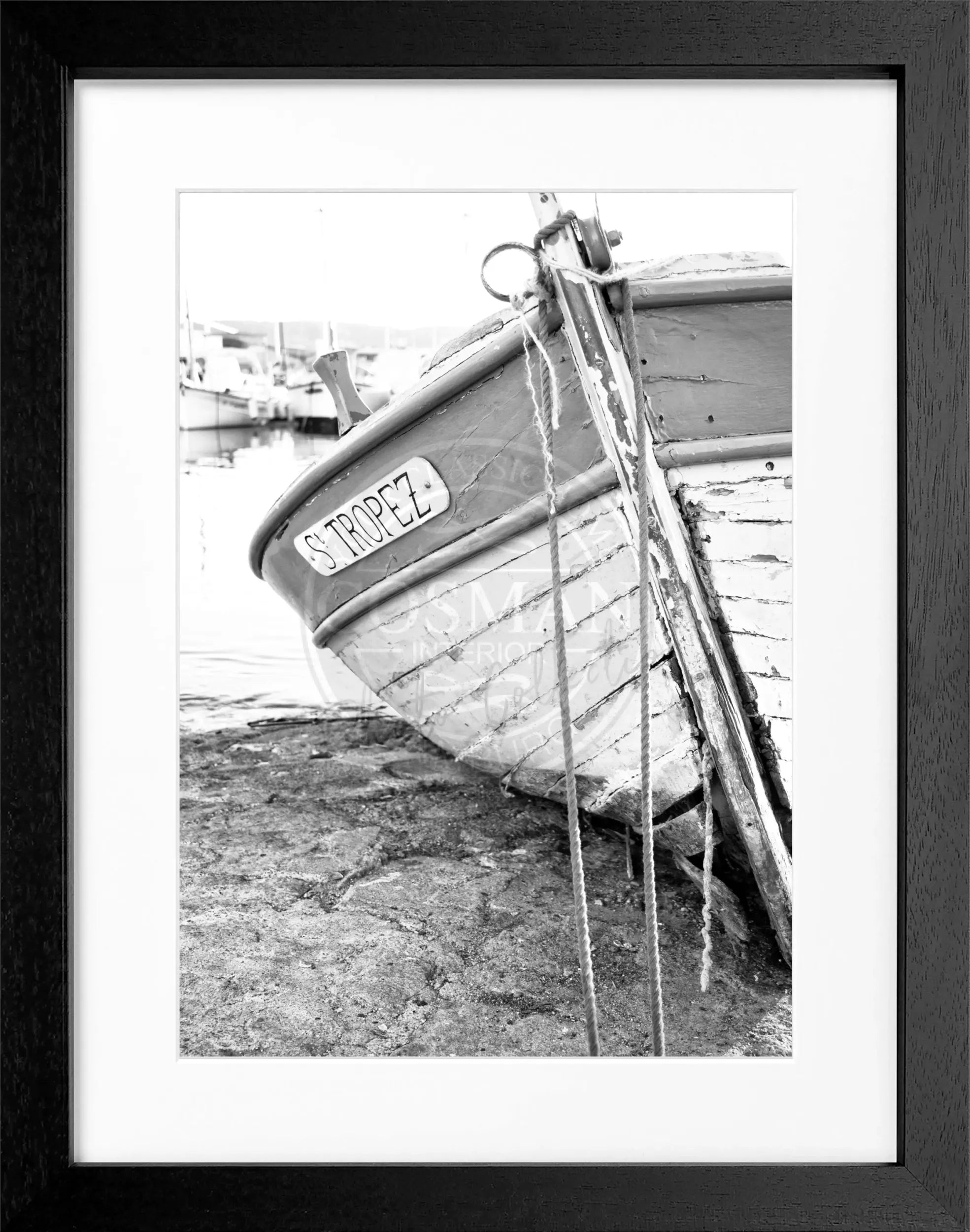 Schwarz-weiß Poster mit Rahmen, Fischerboot in Saint Tropez, von Cosman-Photocollection, 25x31 cm, maritimes Motiv