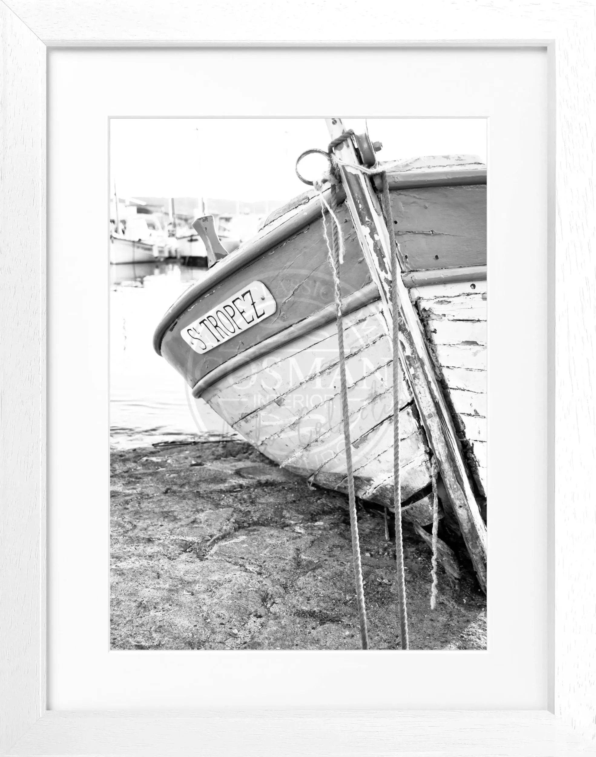 Schwarz-weiß Poster mit Rahmen ’Fischerboot’ von Cosman-Photocollection, 25x31cm, für maritime Dekoration in Saint Tropez.