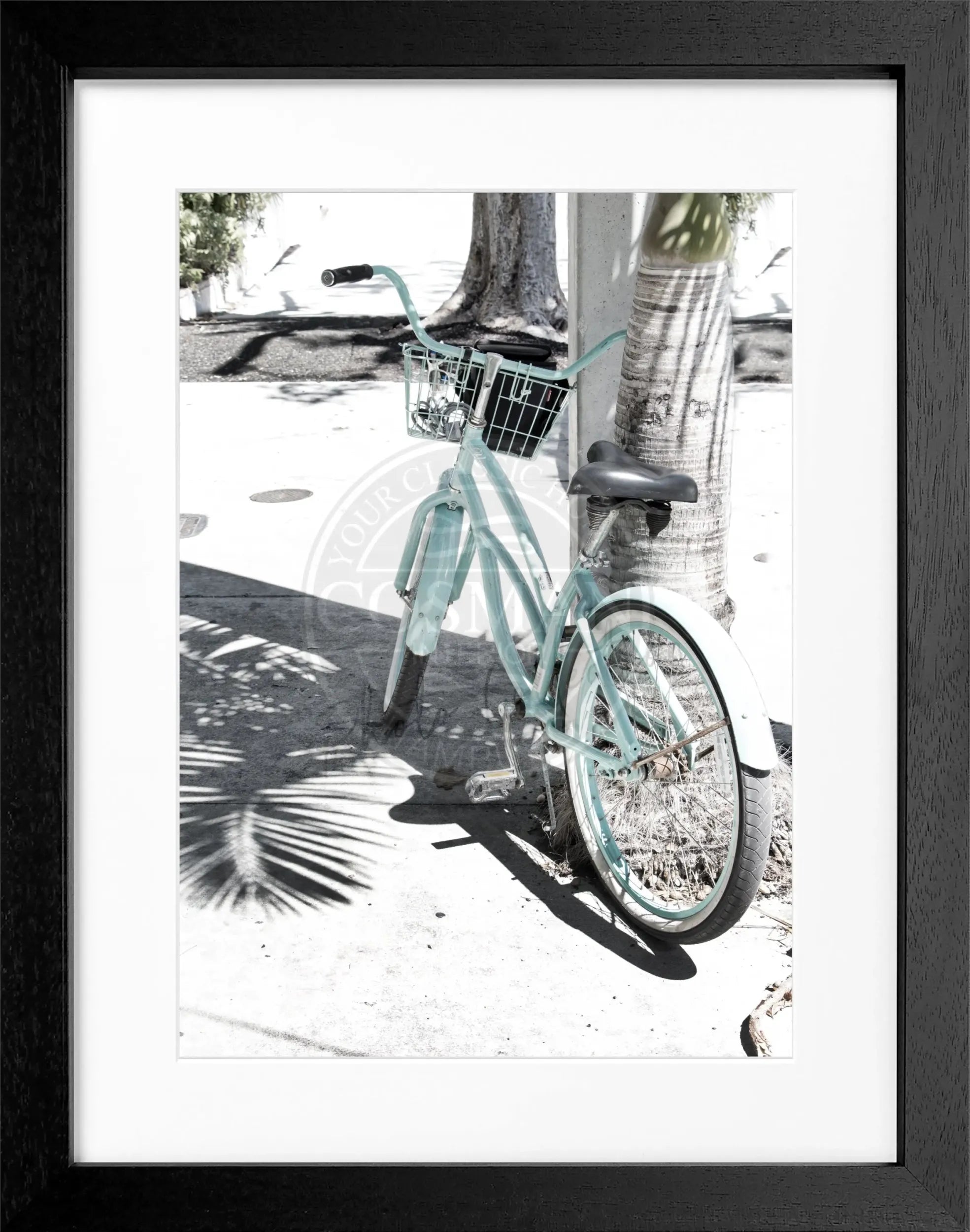 Schwarz-weiß Poster mit Rahmen, Florida Key West Bike-Motiv, 25x31 cm, von Cosman-Photocollection.