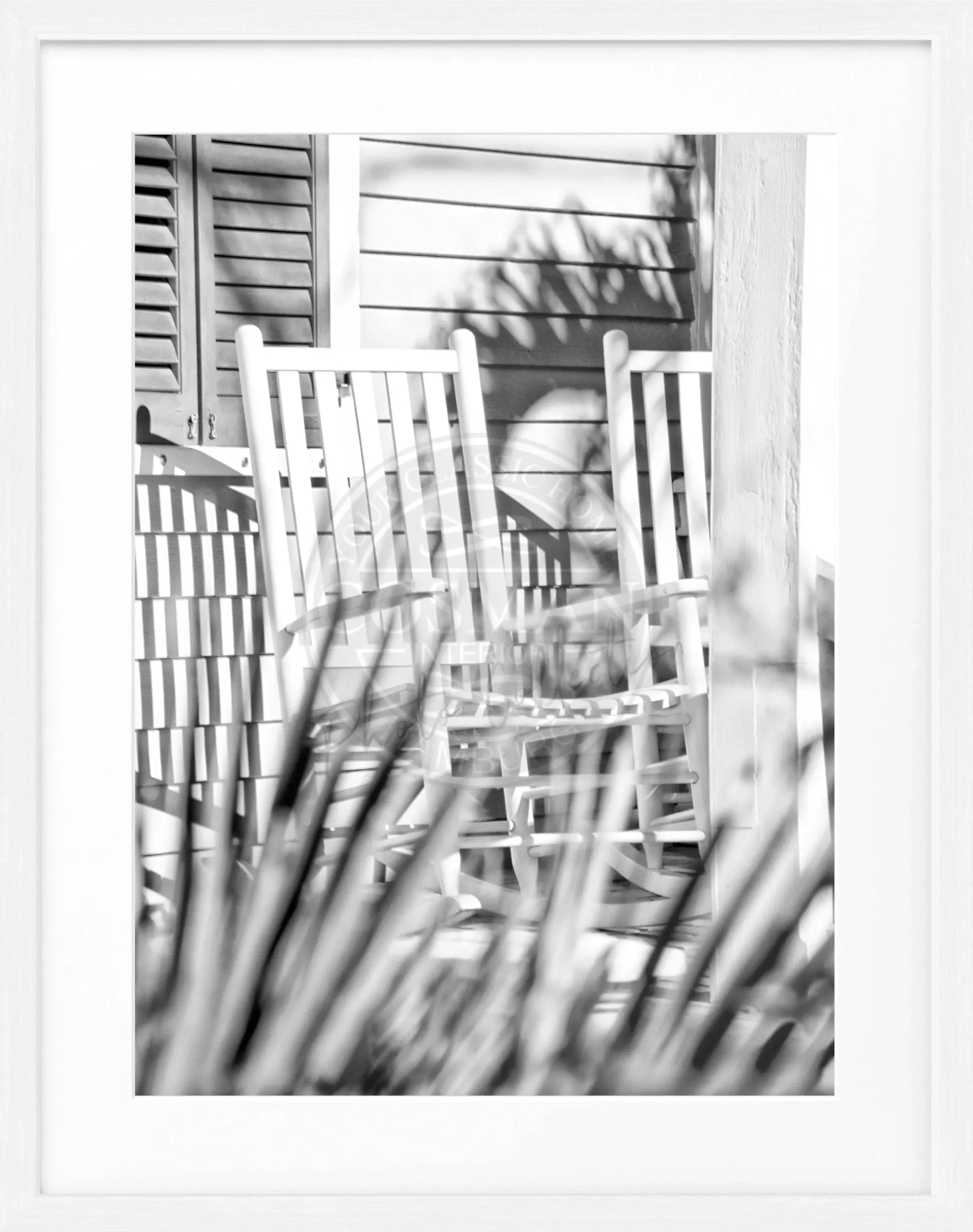 Schwarz-weiß Poster mit Rahmen, Florida Key West Deckchair Motiv von Cosman-Photocollection, 25x31 cm.