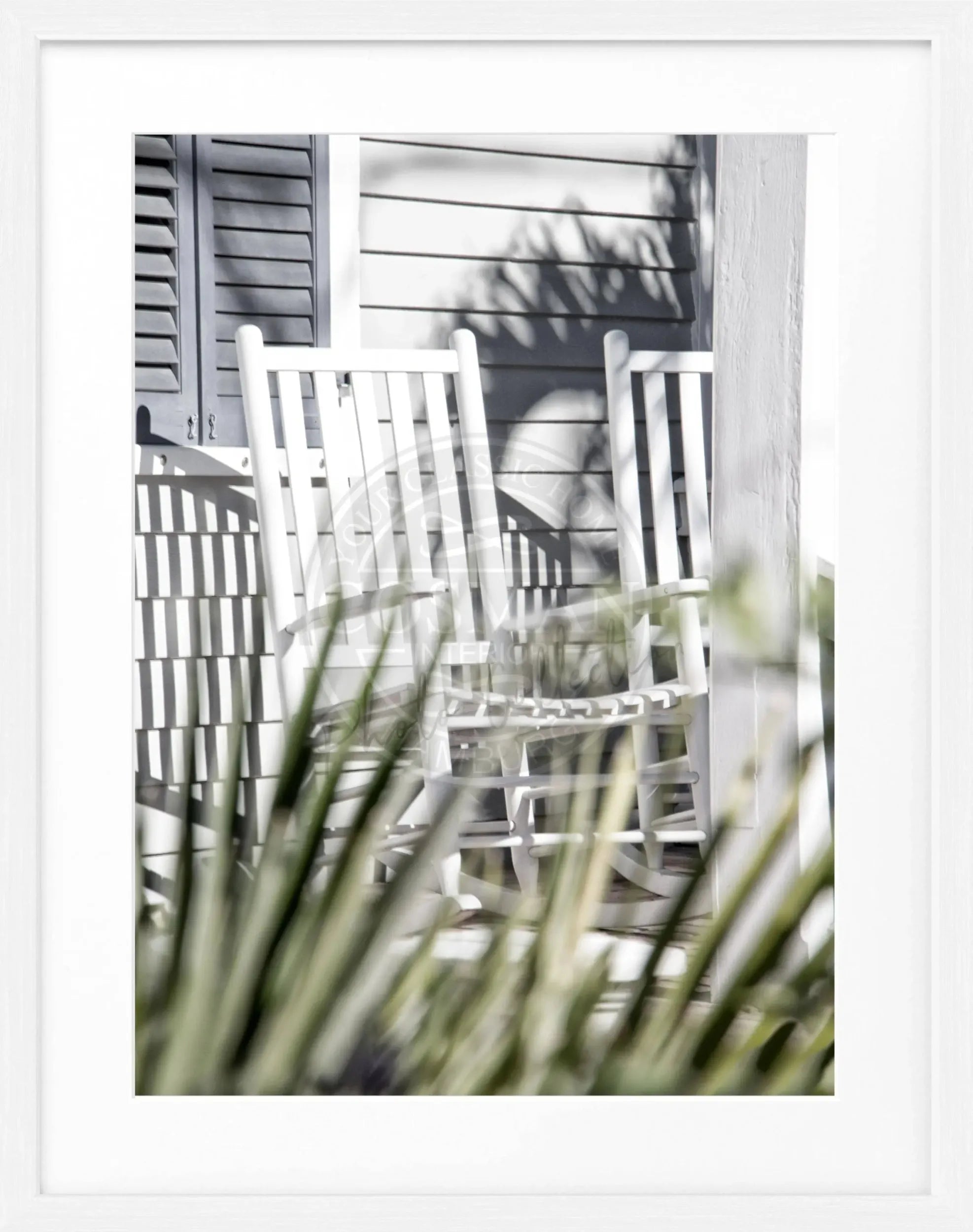 Schwarz-weiß Poster mit Rahmen von Cosman-Photocollection, Florida Key West ’Deckchair’, 25x31 cm, als Wanddekoration.