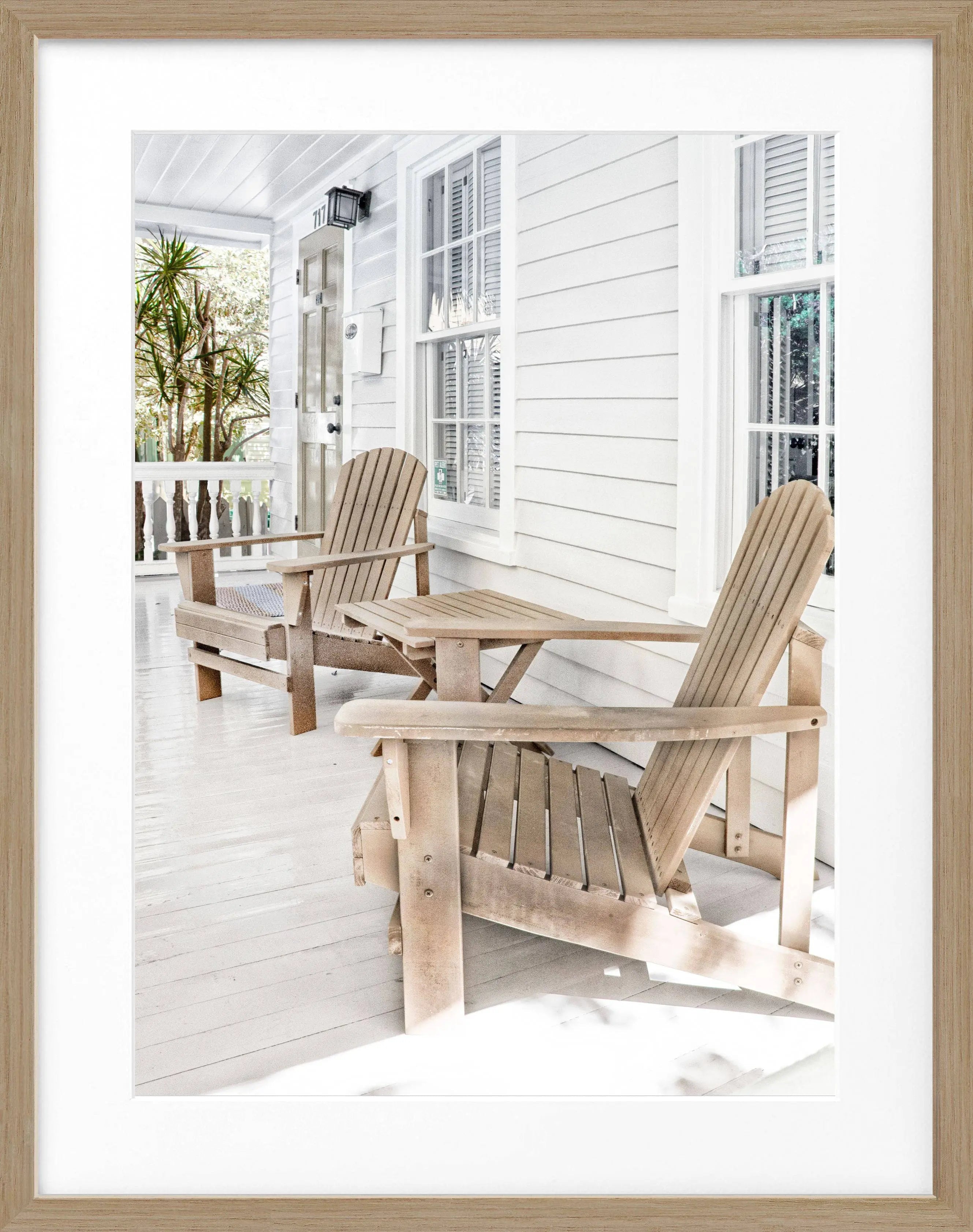Schwarz-weiß Poster mit Rahmen von Cosman-Photocollection, Florida Key West mit Liegestuhl, Maße 25x31 cm, dekoratives Wandbild