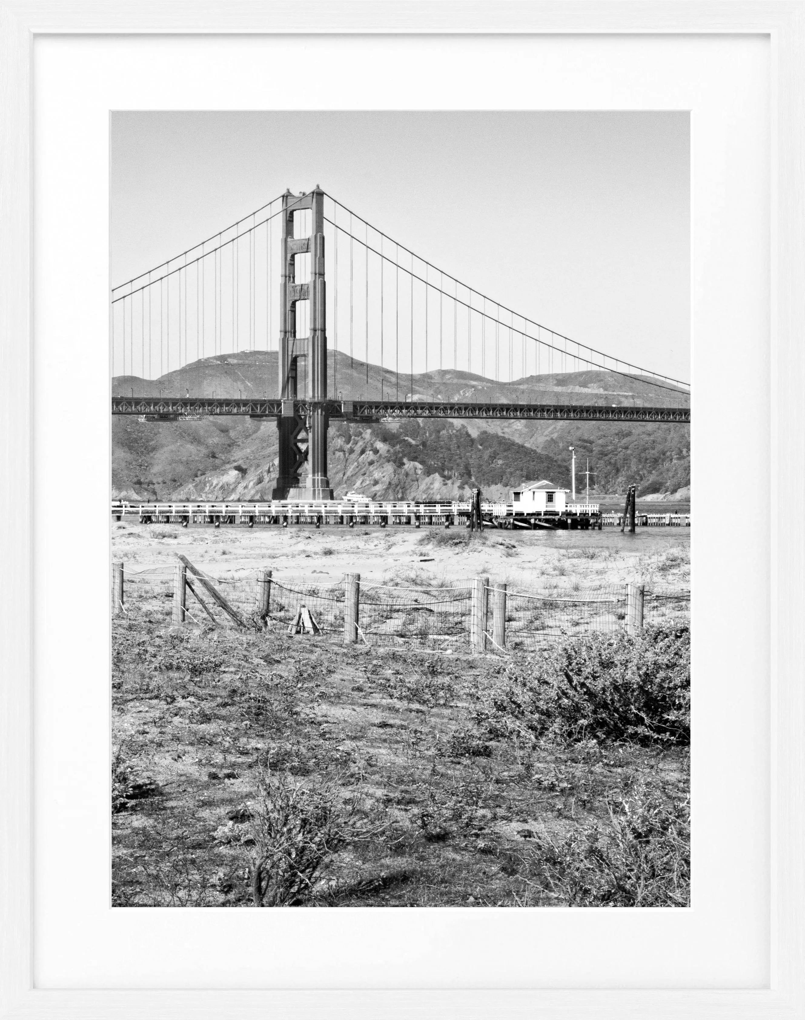 Schwarz-weiß Poster mit Rahmen der Golden Gate Bridge in San Francisco, von Cosman-Photocollection, 25x31 cm.