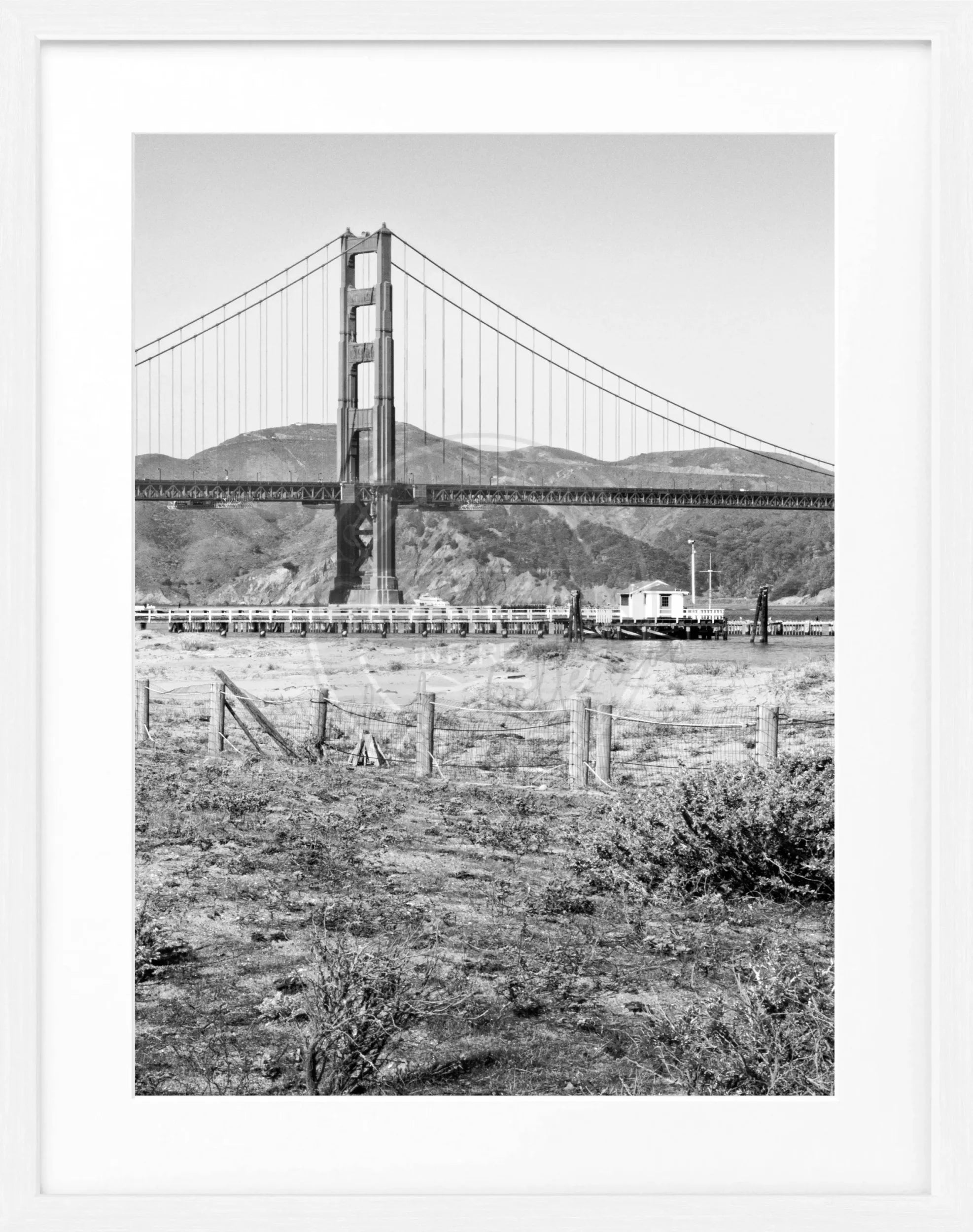 Schwarz-weiß Poster mit Rahmen von der Golden Gate Bridge in San Francisco, von Cosman Photocollection, 25x31 cm