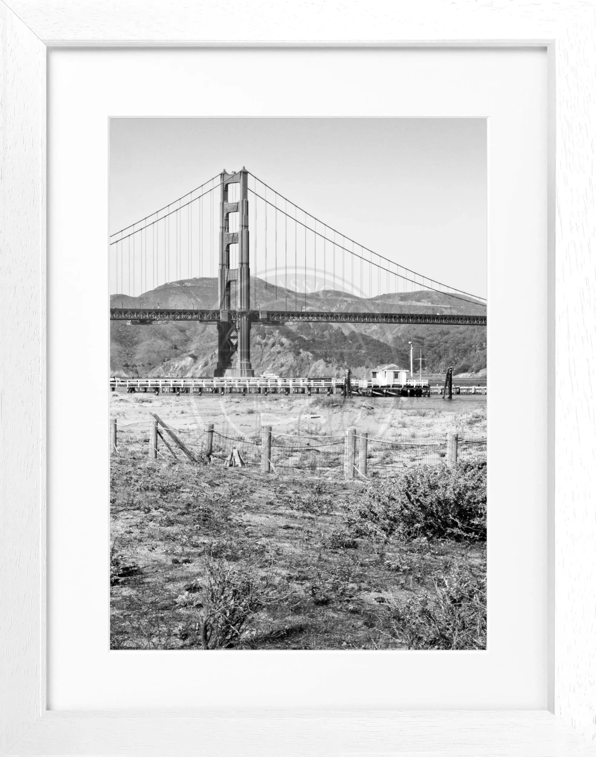Schwarz-weißer Poster mit schwarzem Rahmen, zeigt die Golden Gate Bridge in San Francisco, von Cosman-Photocollection.