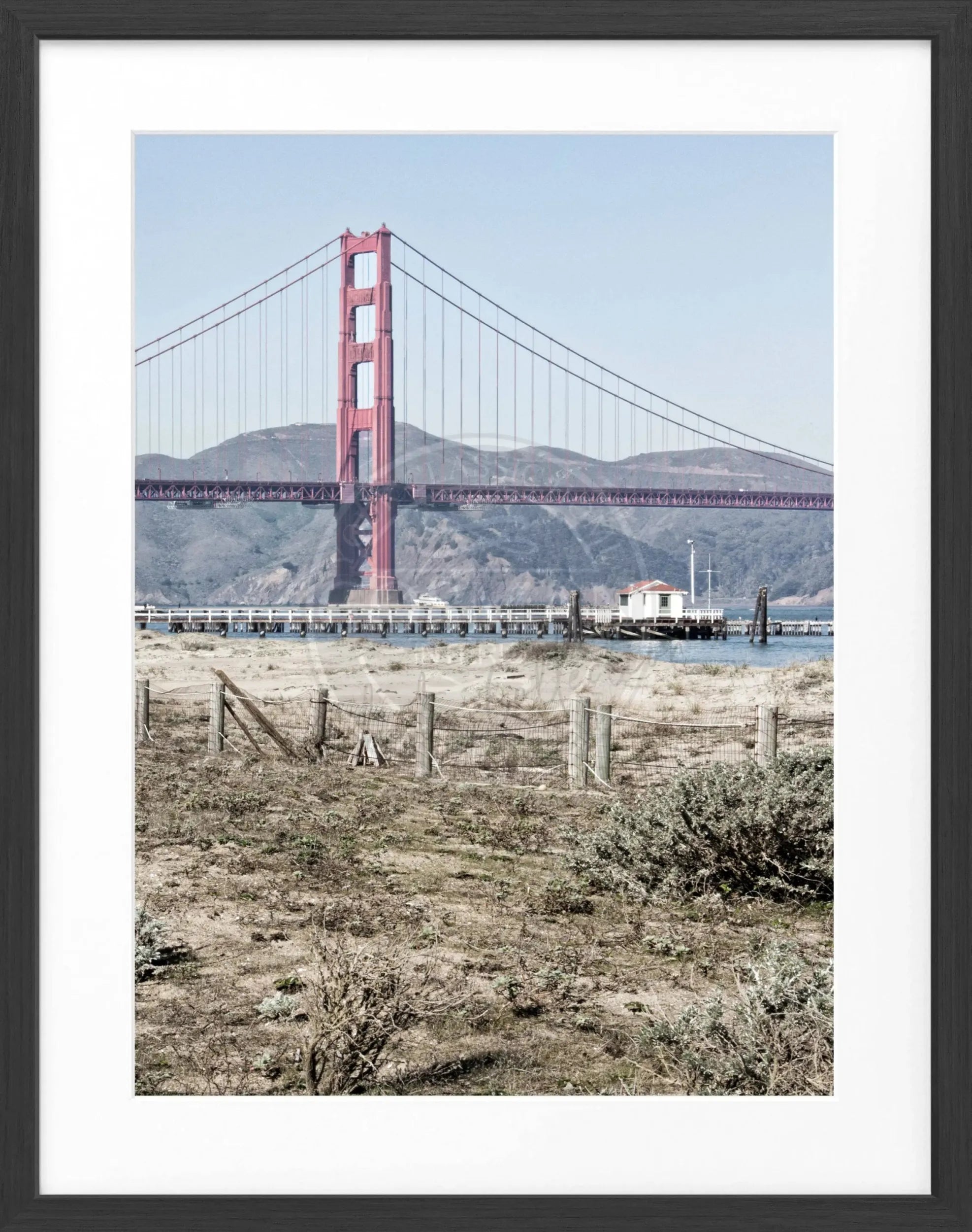 Schwarz-weiß Poster mit Rahmen, Golden Gate Bridge in San Francisco, von Cosman-Photocollection, 25x31 cm.