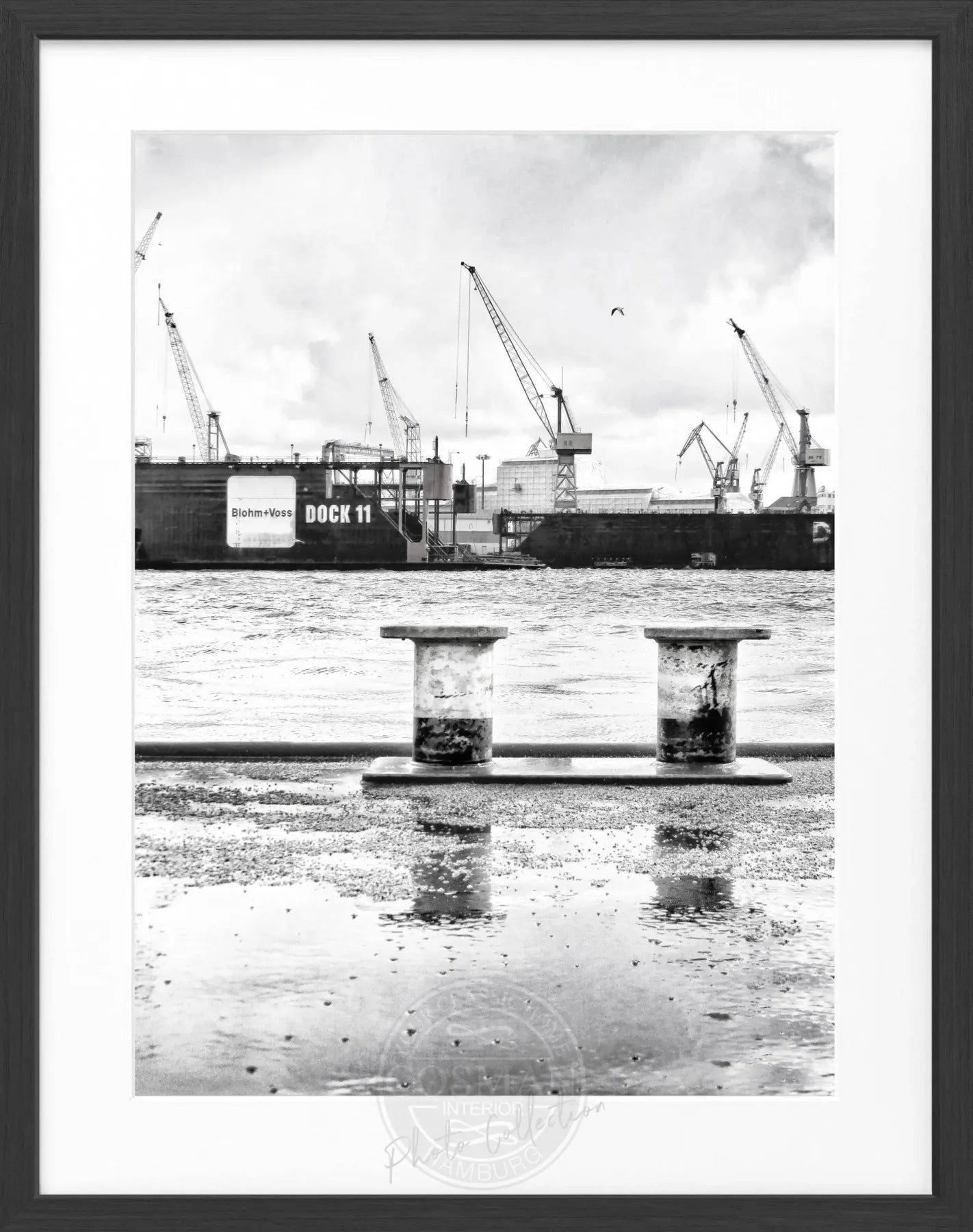 Schwarz-weiß Hamburg Hafen Poster mit Rahmen, Motiv Dock 11, von Cosman-Photocollection, 25x31 cm, Wanddekoration