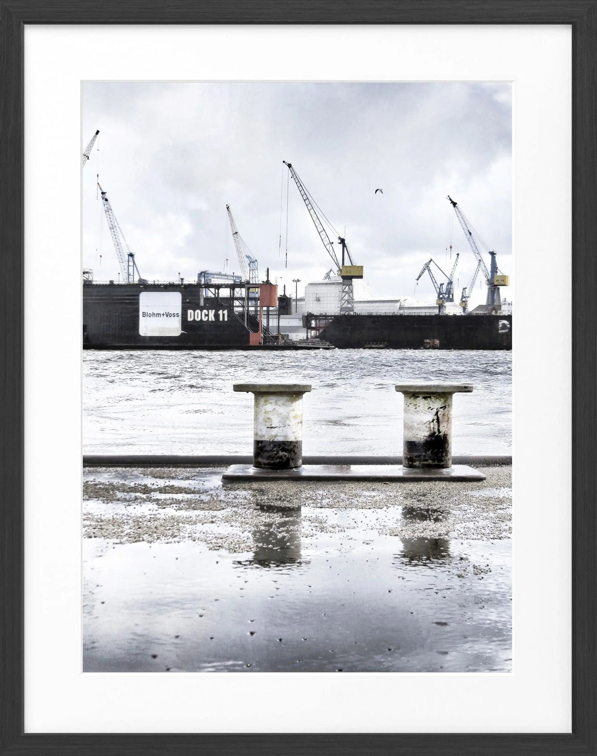 Schwarz-weiß Poster des Hamburger Hafens mit Rahmen, von Cosman-Photocollection, Motiv Dock 11, 25x31 cm.