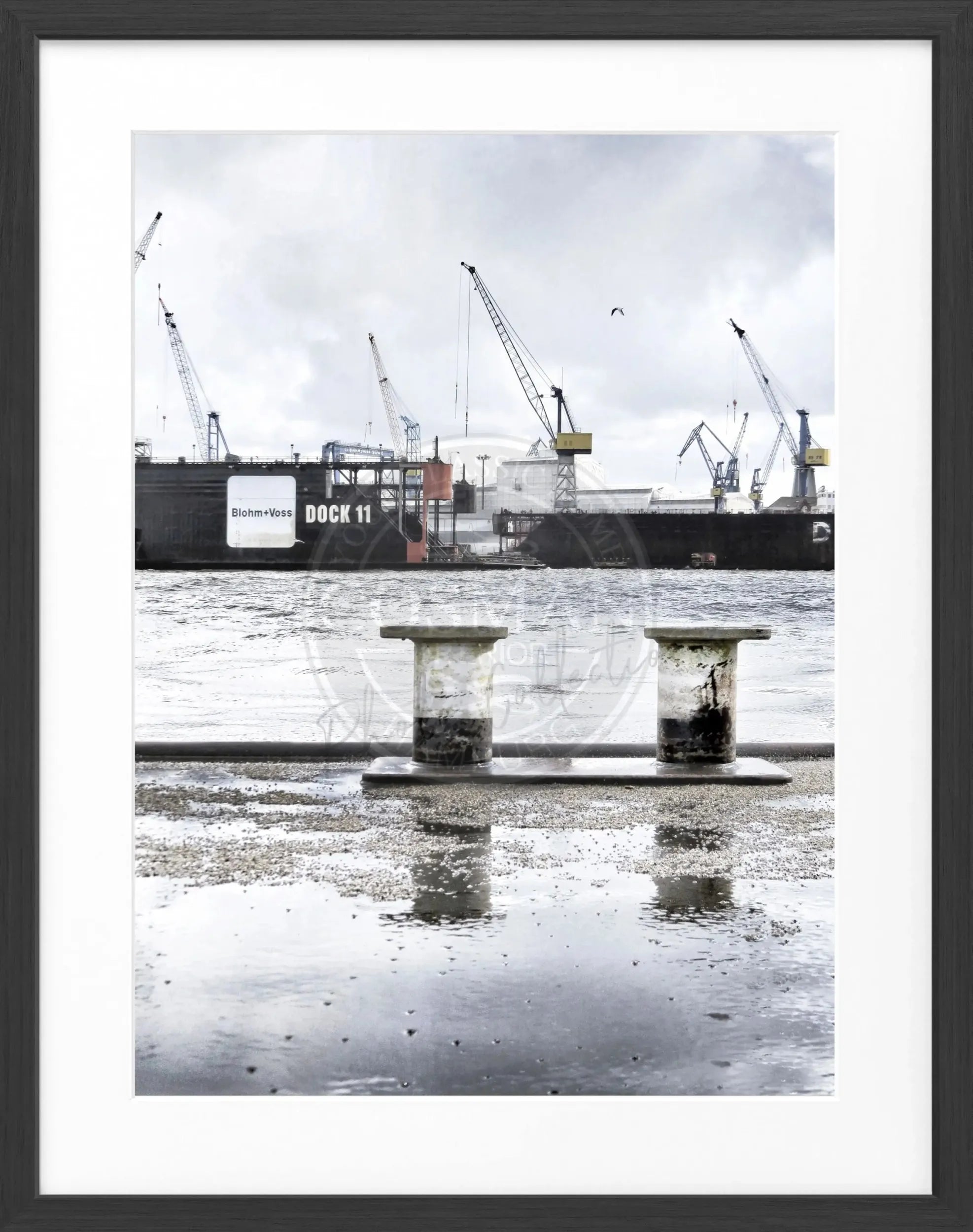 Schwarz-weiß Poster des Hamburger Hafens mit Rahmen, von Cosman-Photocollection, Motiv Dock 11, 25x31 cm.