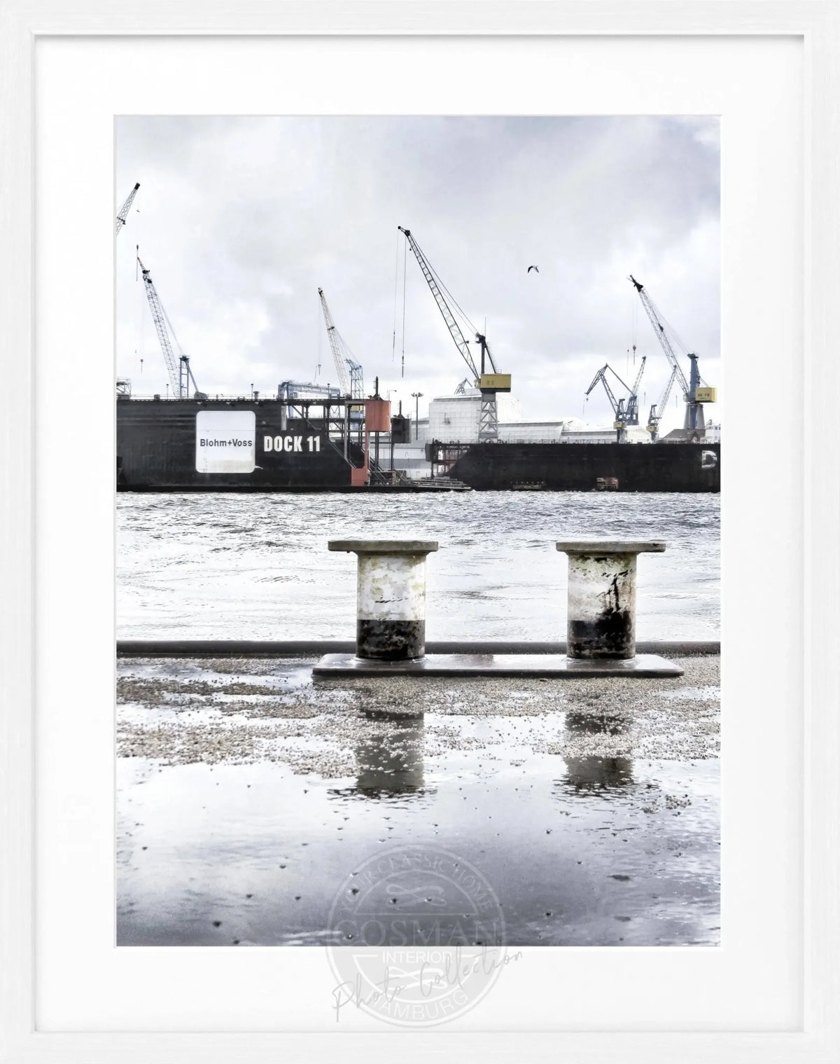 Schwarz-weiß Poster vom Hamburg Hafen mit Rahmen, Motiv Dock 11, von Cosman-Photocollection im Format 25x31 cm