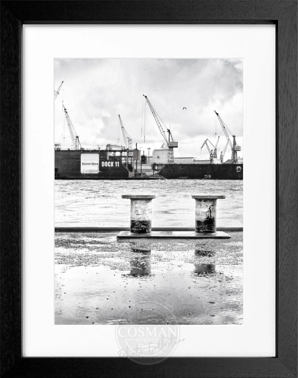 Schwarz-weiß Poster des Hamburger Hafens mit Rahmen, von Cosman-Photocollection, Motiv Dock 11, 25x31 cm