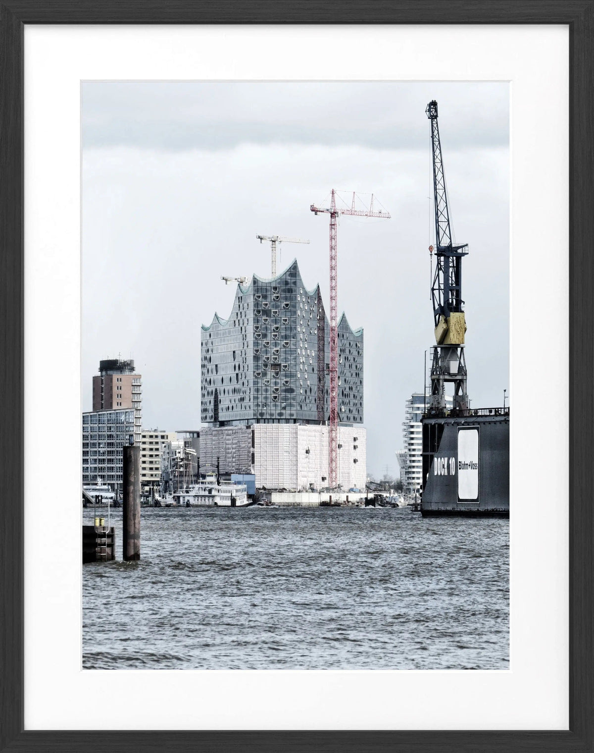 Schwarz-weiß Poster mit Rahmen, Hamburg Hafen Elphi, von Cosman-Photocollection, 25x31 cm, maritime Stadtansicht