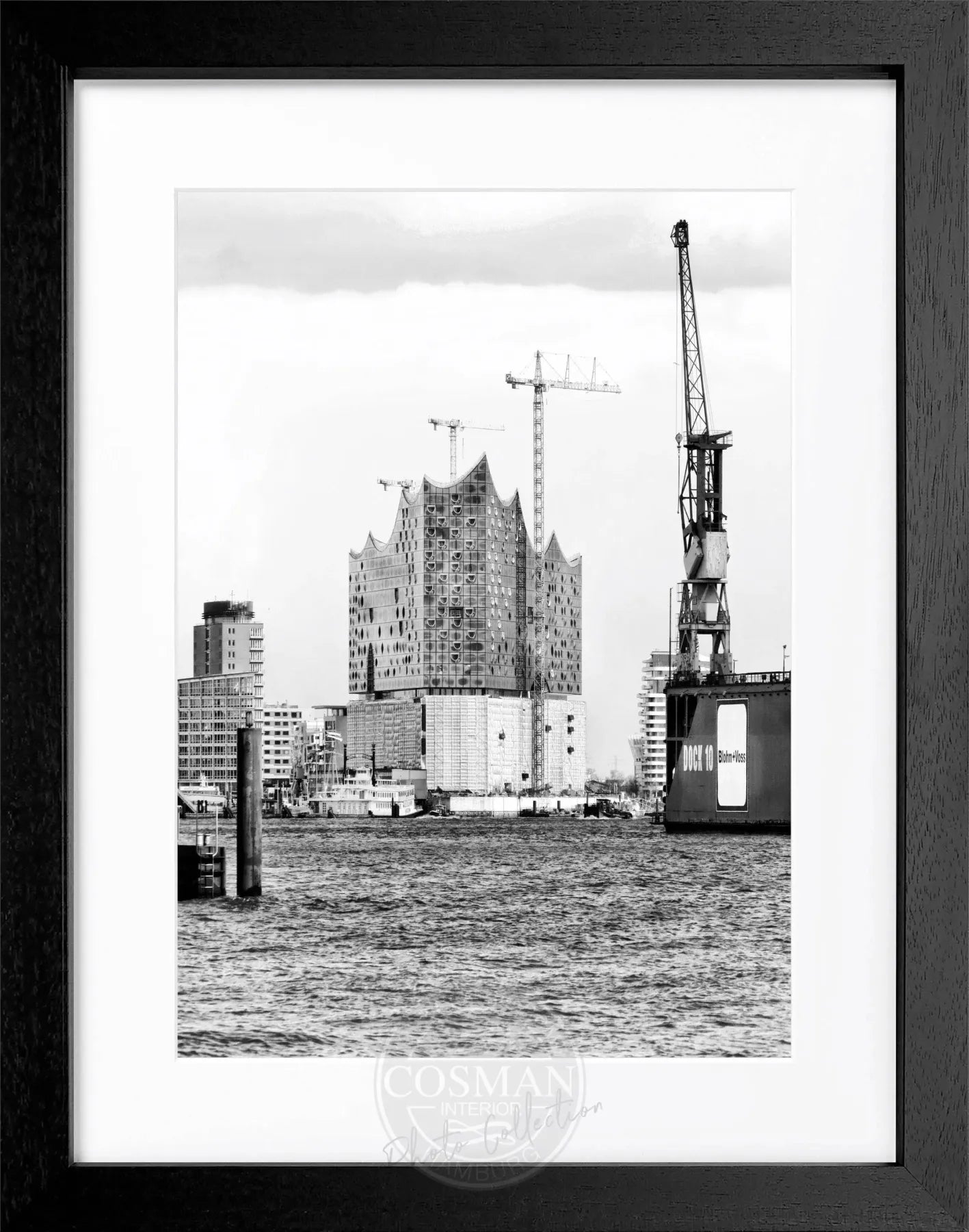 Schwarz-weiß Poster des Hamburger Hafens mit Elphi, gerahmt, von Cosman-Photocollection, 25x31cm, dekoratives Hafenmotiv