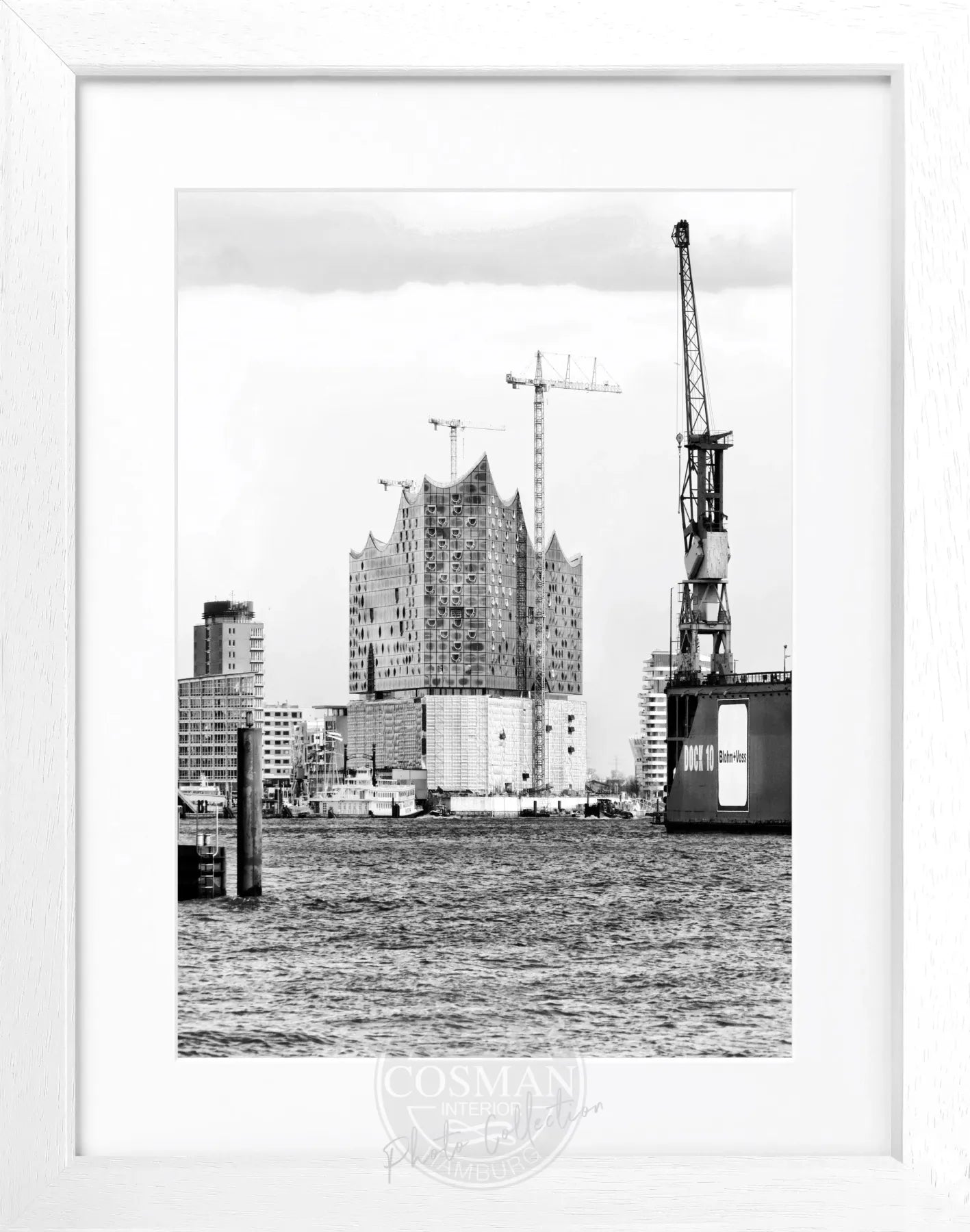 Schwarz-weiß Poster mit Rahmen von Hamburg Hafen Elphi, 25x31cm, von Cosman-Photocollection, zeigt den berühmten Hafen in detailreicher Darstellung
