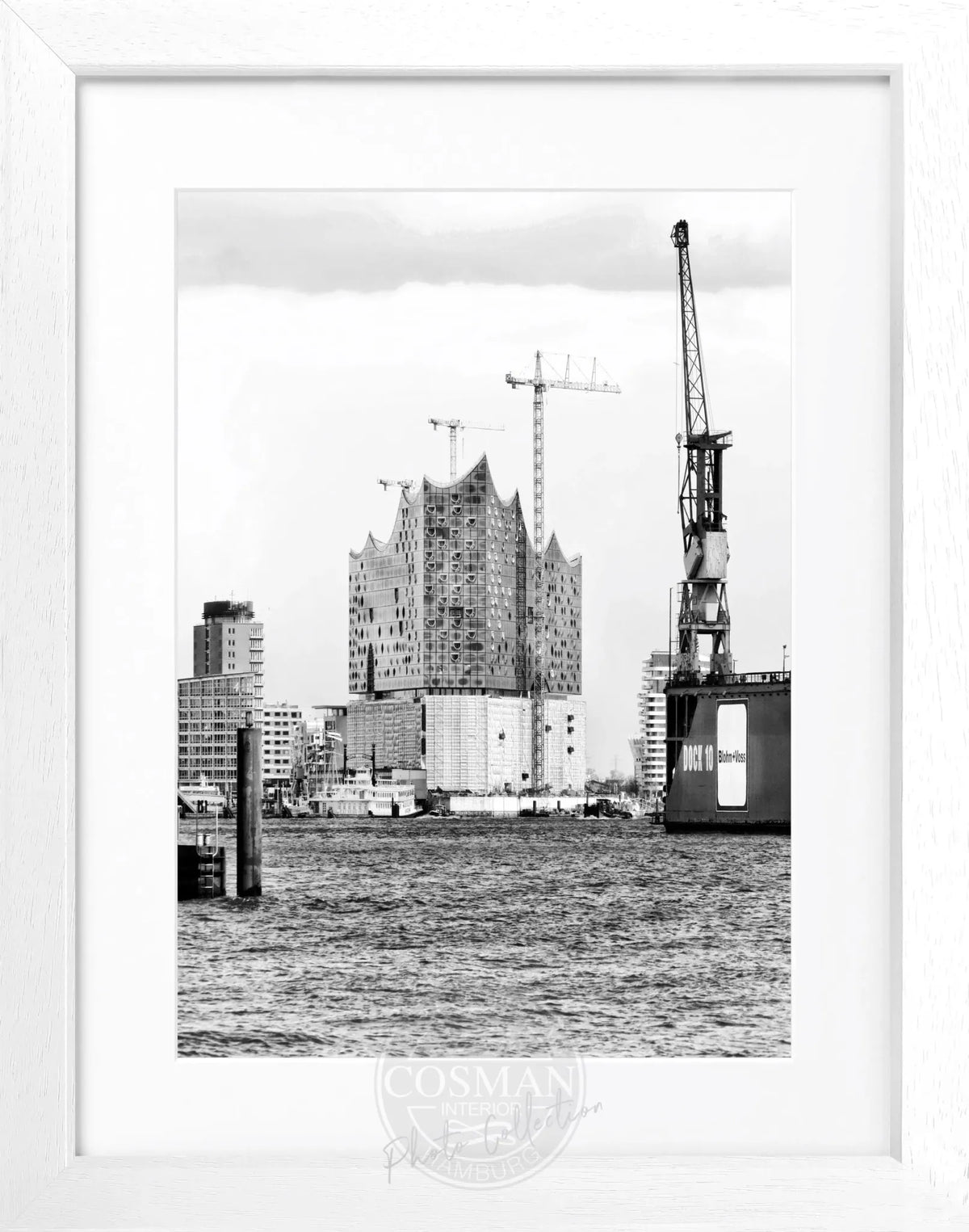 Schwarz-weiß Poster mit Rahmen von Hamburg Hafen Elphi, 25x31cm, von Cosman-Photocollection, zeigt den berühmten Hafen in detailreicher Darstellung