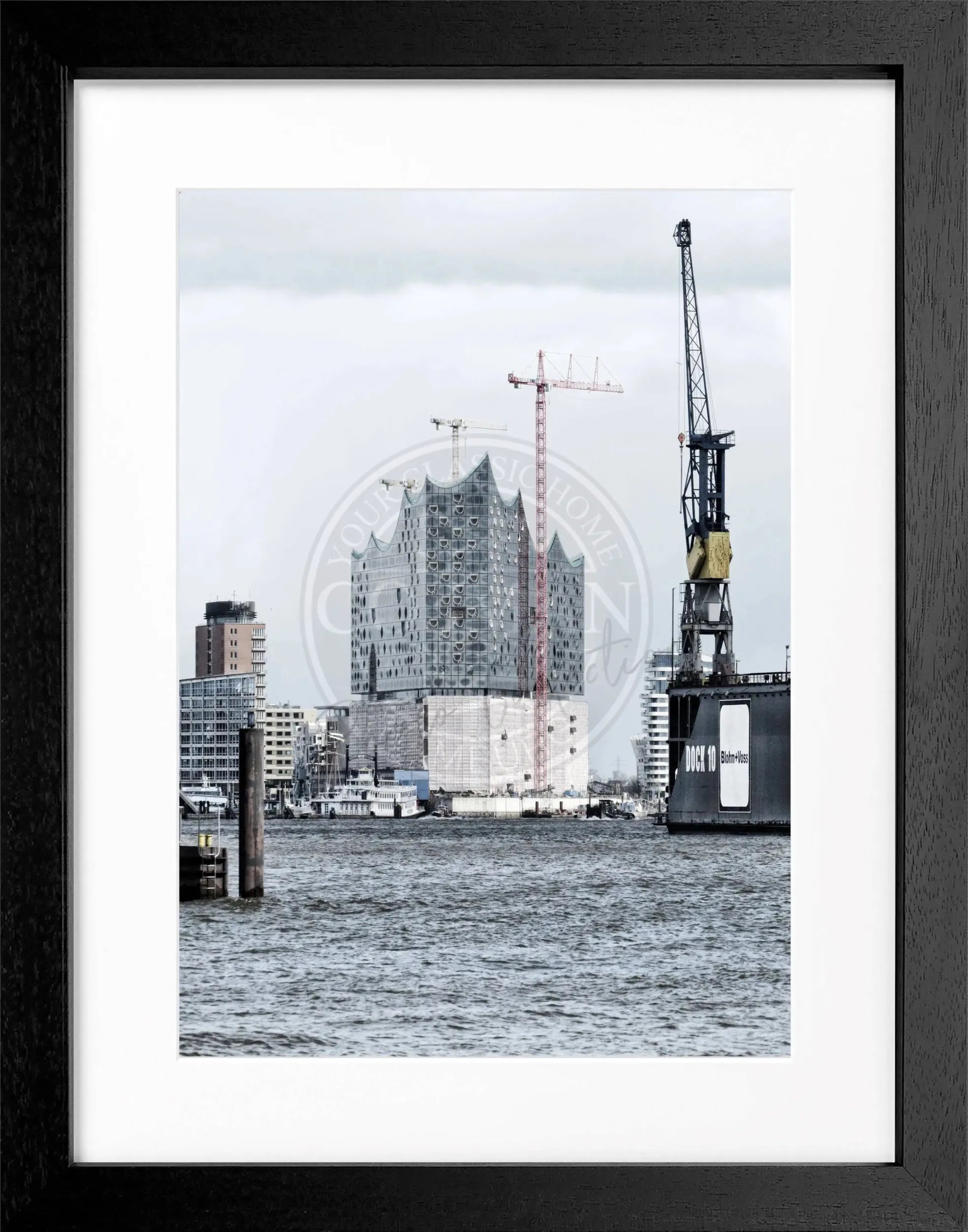 Schwarz-weiß Poster mit Rahmen vom Hamburger Hafen Elphi, von Cosman-Photocollection, 25x31 cm, maritimes Stadtbild