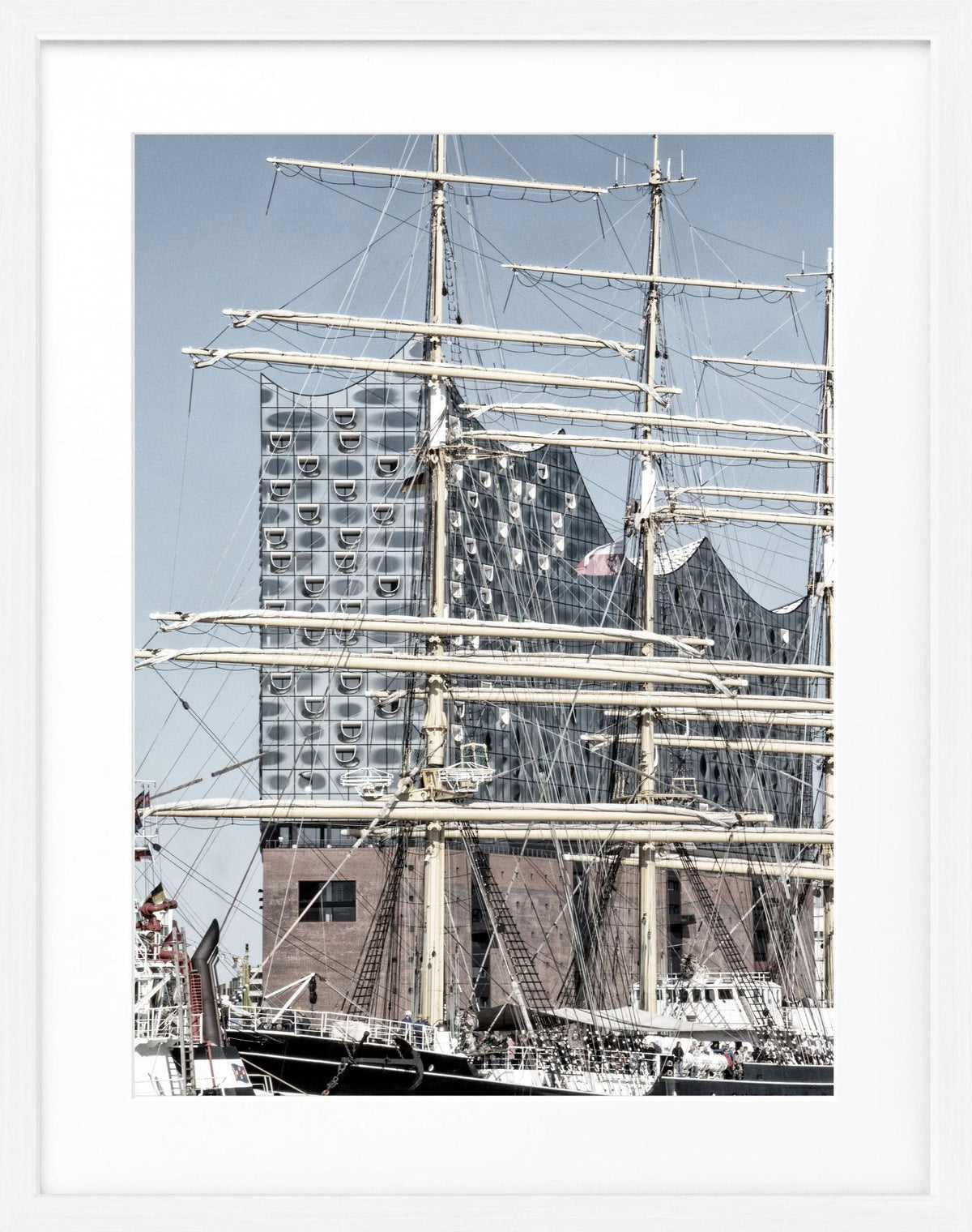 Schwarz-weiß Poster vom Hamburger Hafen mit Elphi, in schwarzem Rahmen, von Cosman-Photocollection, 25x31cm