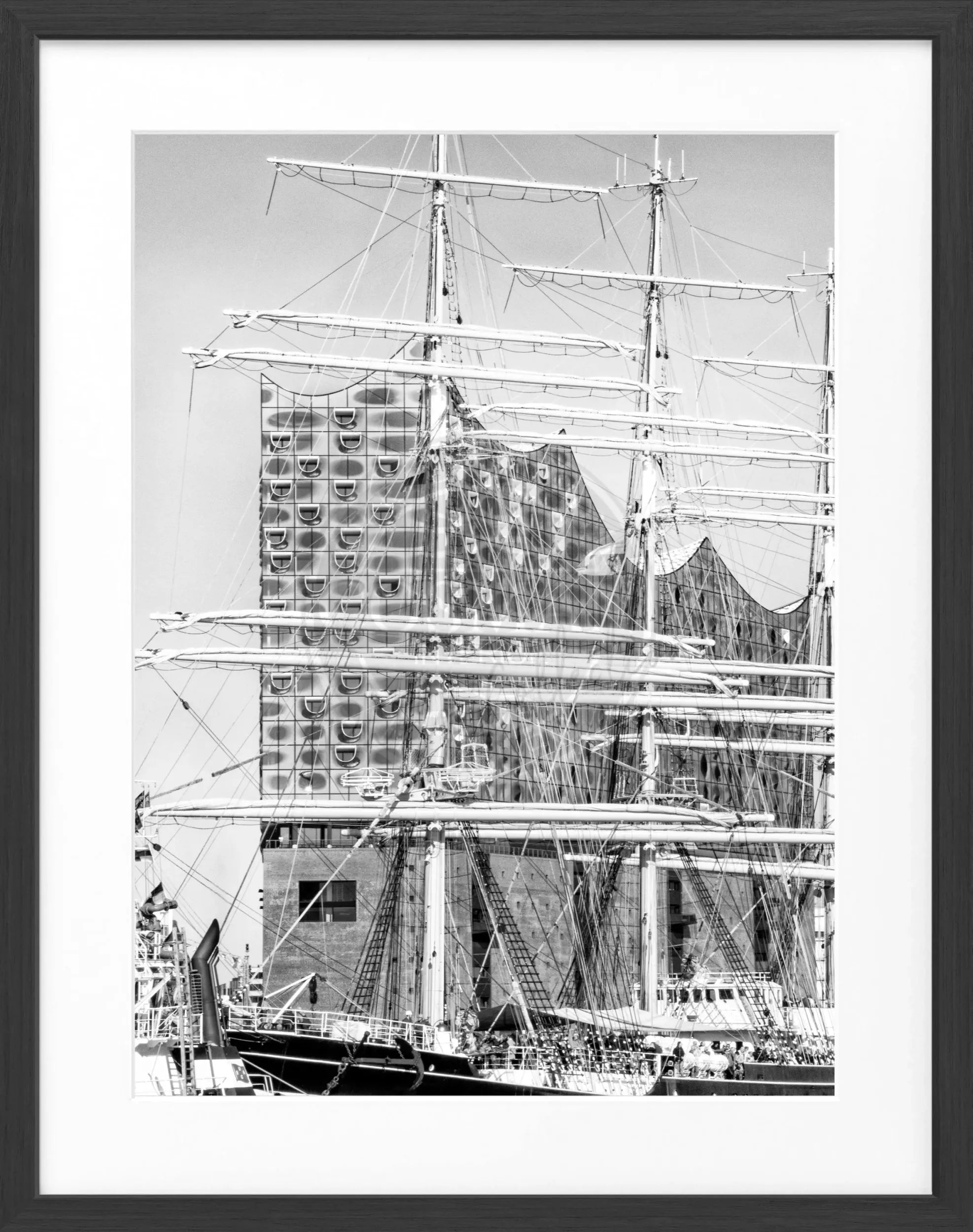 Schwarz-weiß Poster mit Rahmen von Hamburg Hafen ’Elphi’ HH18 von Cosman-Photocollection, 25x31 cm, maritime Stadtansicht