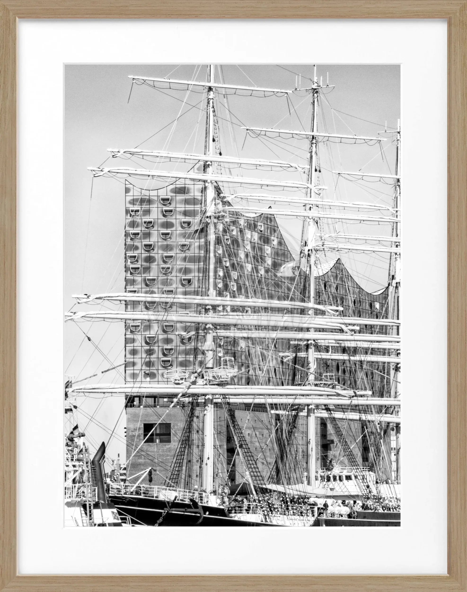 Schwarz-weiß Poster des Hamburger Hafens mit Elphi, im Rahmen, von Cosman-Photocollection, 25x31cm, maritimes Motiv