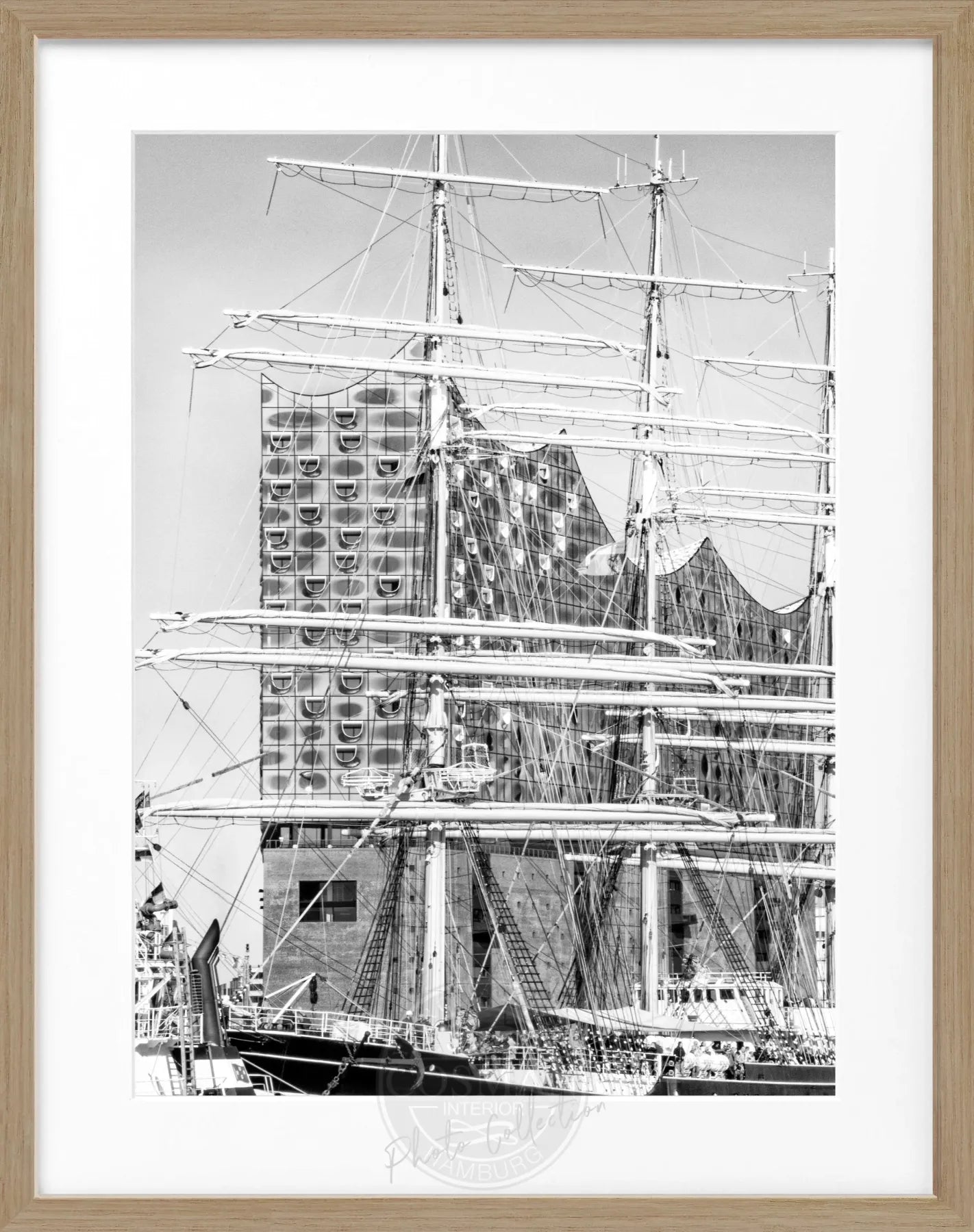 Schwarz-weiß Poster des Hamburger Hafens mit Elphi, im Rahmen, von Cosman-Photocollection, 25x31cm, maritimes Motiv