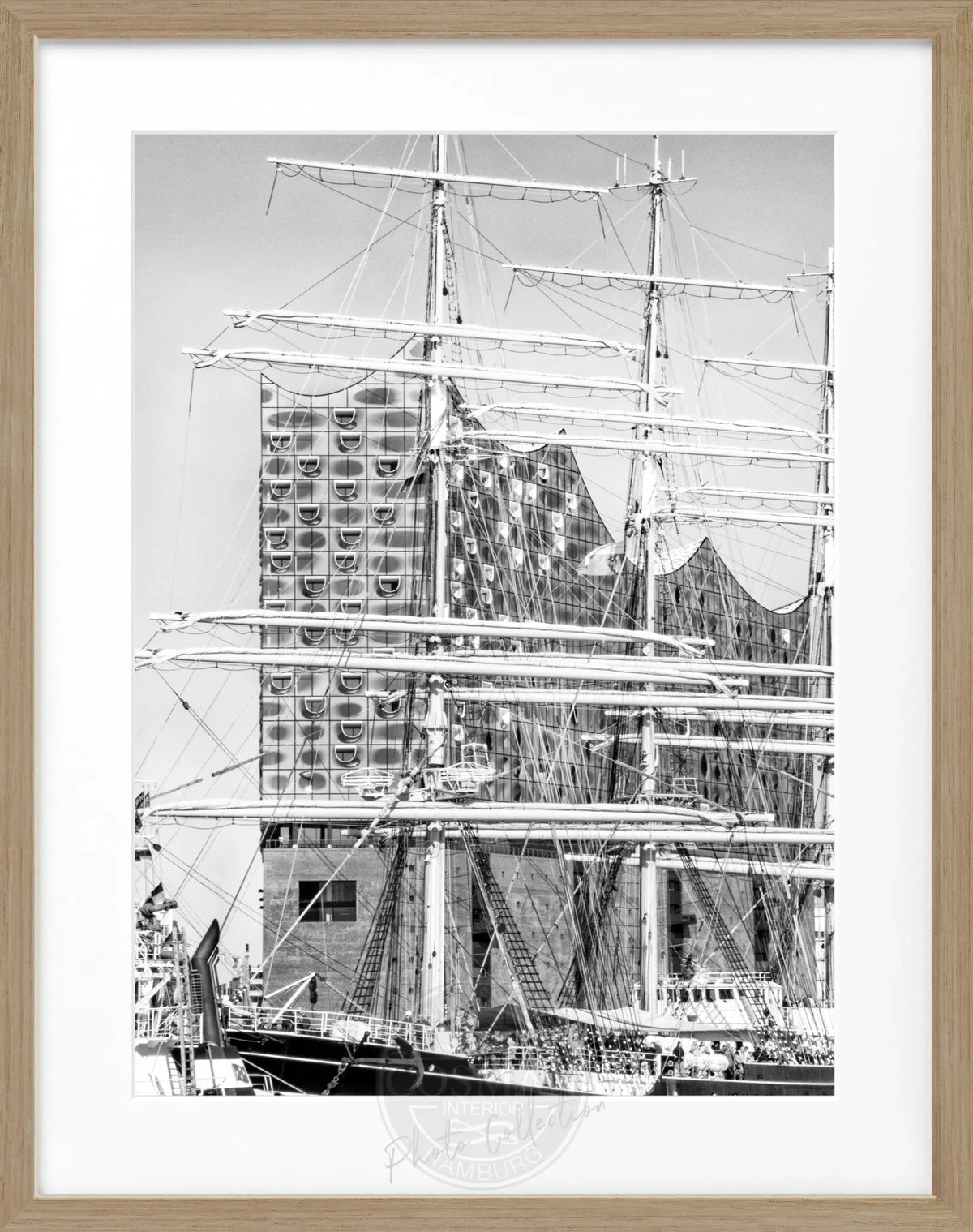 Schwarz-weiß Poster des Hamburger Hafens mit Elphi, im Rahmen, von Cosman-Photocollection, 25x31cm, maritimes Motiv
