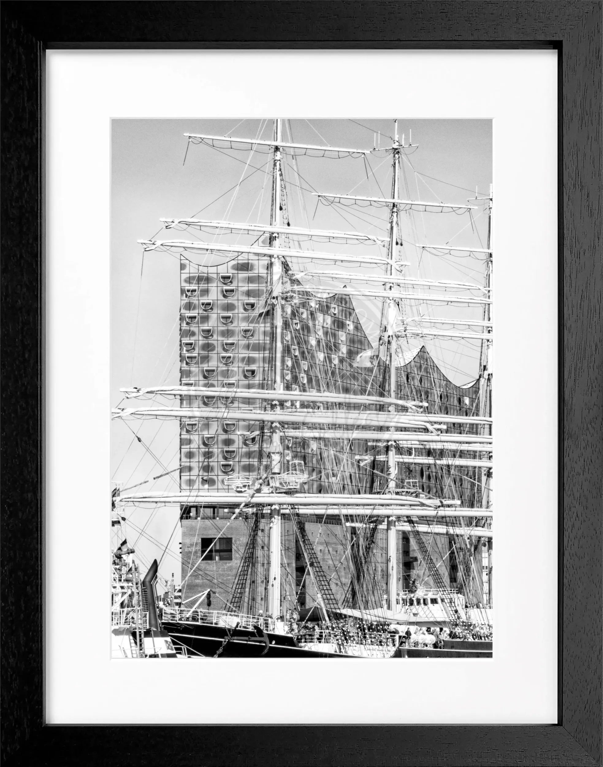 Schwarz-weiß Poster vom Hamburger Hafen mit Elphi, gerahmt, von Cosman-Photocollection, 25x31cm, maritime Stadtansicht