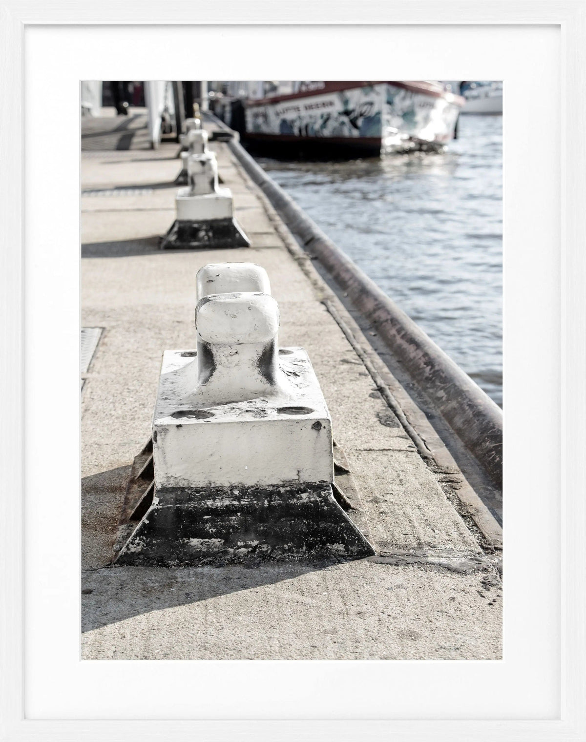 Schwarz-weiß Poster mit Rahmen, Hamburg Hafen mit Pollern, von Cosman-Photocollection, 25x31 cm, Wanddekoration
