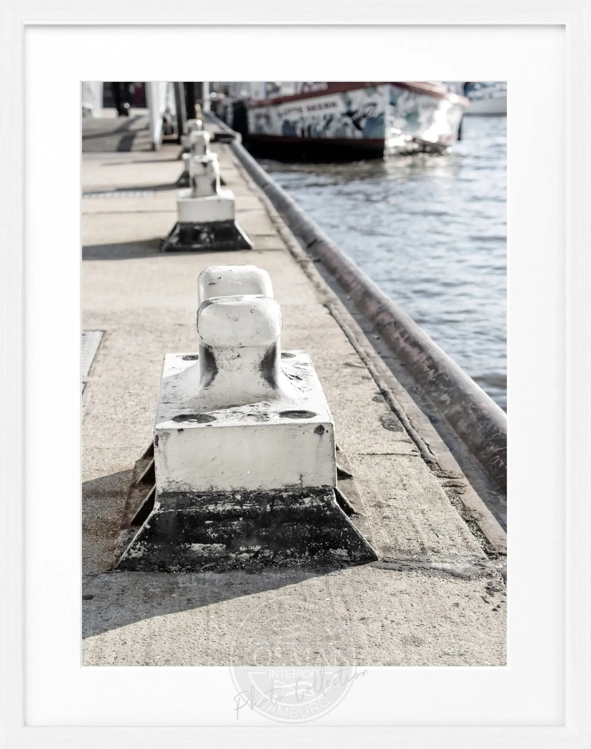 Schwarz-weiß Poster mit Rahmen, Hamburg Hafen mit Pollern, von Cosman-Photocollection, 25x31 cm, Wanddekoration