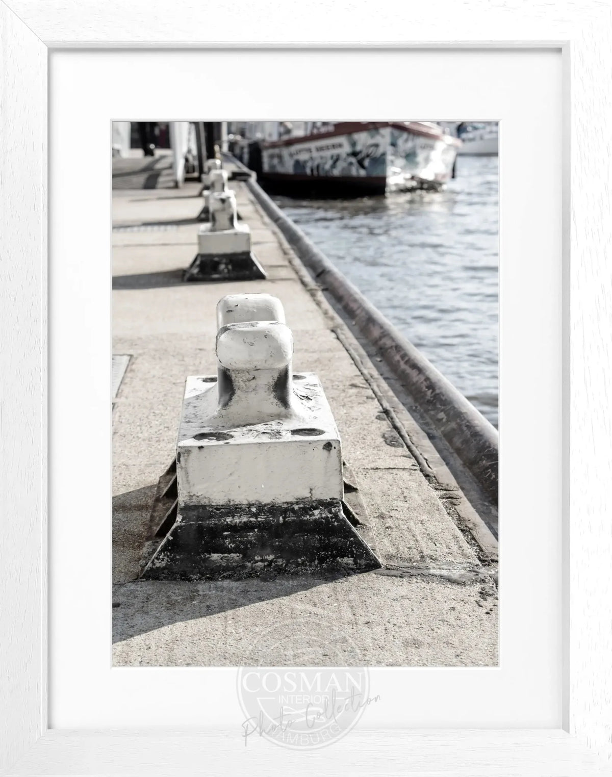 Schwarz-weiß Poster mit Rahmen von Cosman-Photocollection, Hamburg Hafen Poller, 25x31cm, maritime Stadtansicht