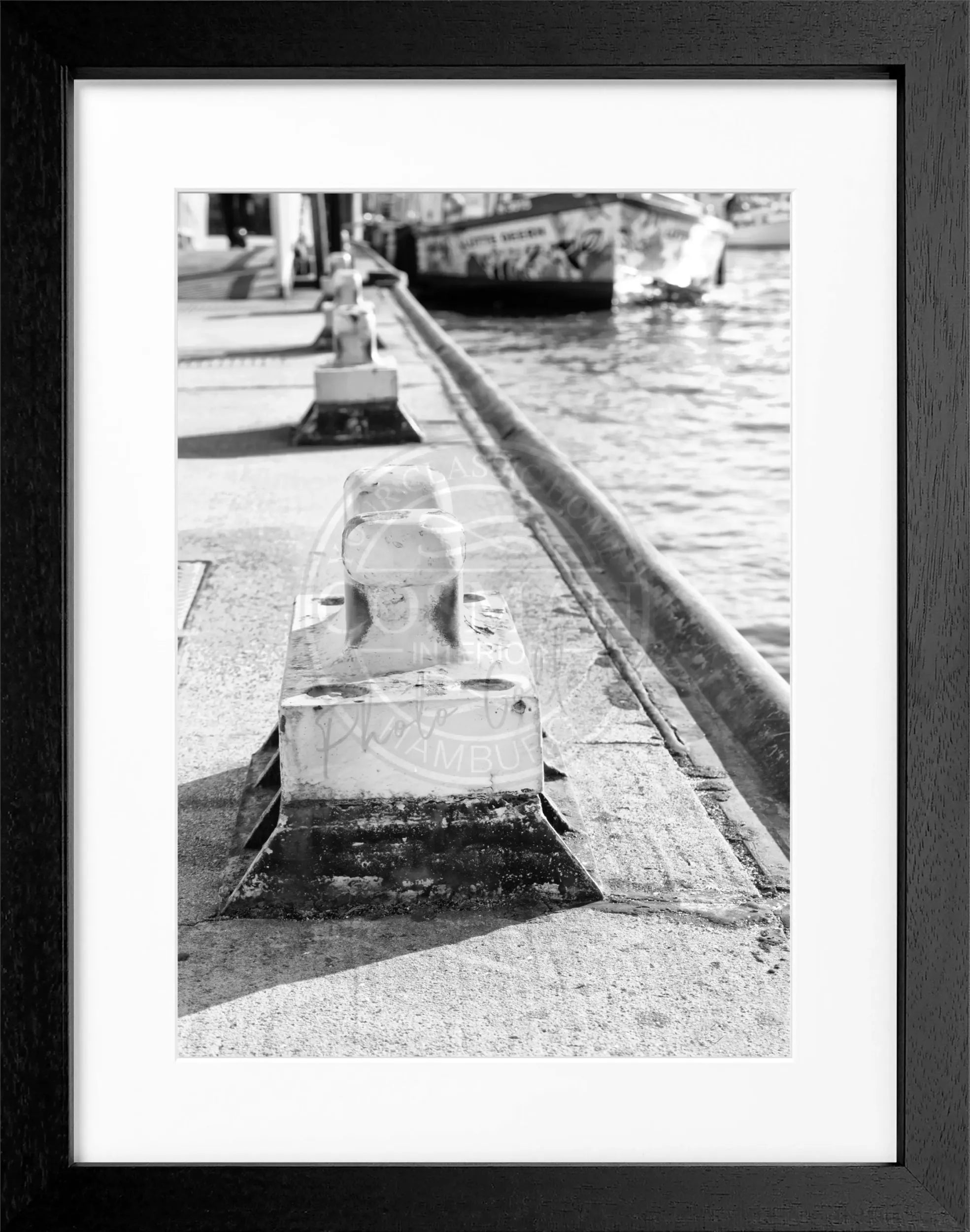 Schwarz-weiß Poster mit Rahmen, Hamburg Hafen Poller, Cosman-Photocollection, 25x31cm, maritimes Hafenmotiv