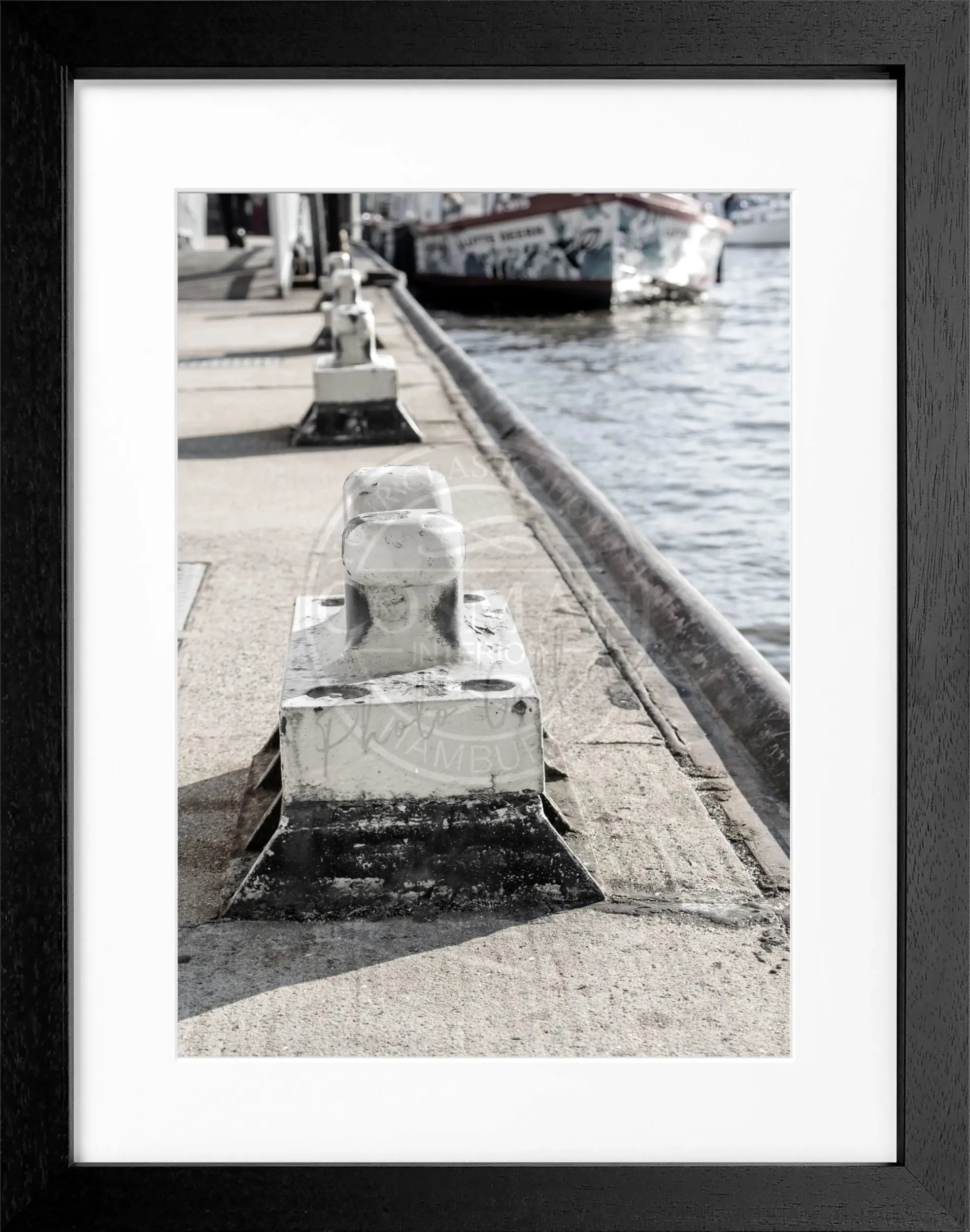 Schwarz-weiß Poster vom Hamburger Hafen mit Poller, gerahmt, von Cosman-Photocollection, 25x31 cm.
