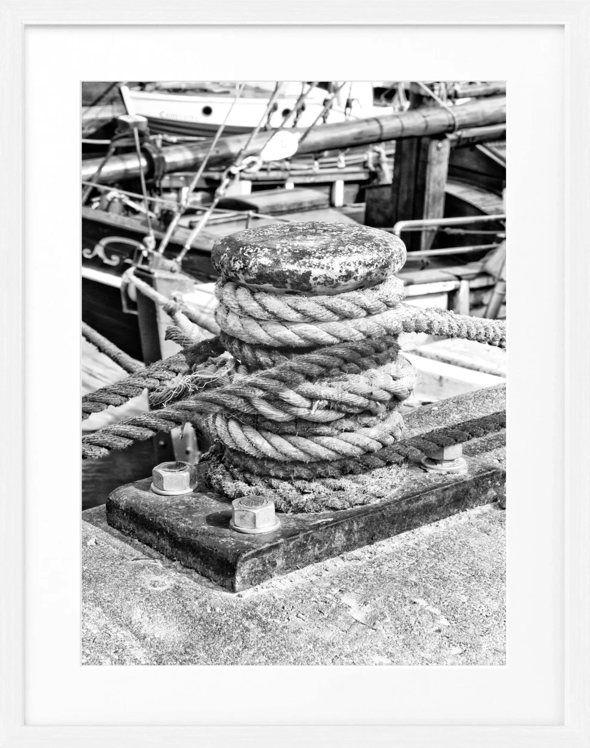 Schwarz-weiß Poster des Hamburger Hafens mit Poller, im Rahmen, von Cosman-Photocollection, 25x31 cm